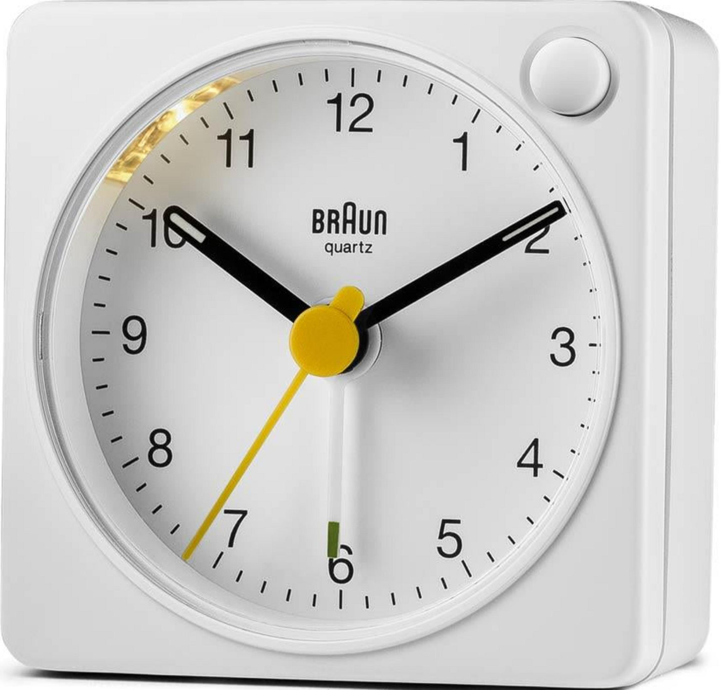Un réveil blanc avec aiguilles noires et centre jaune.