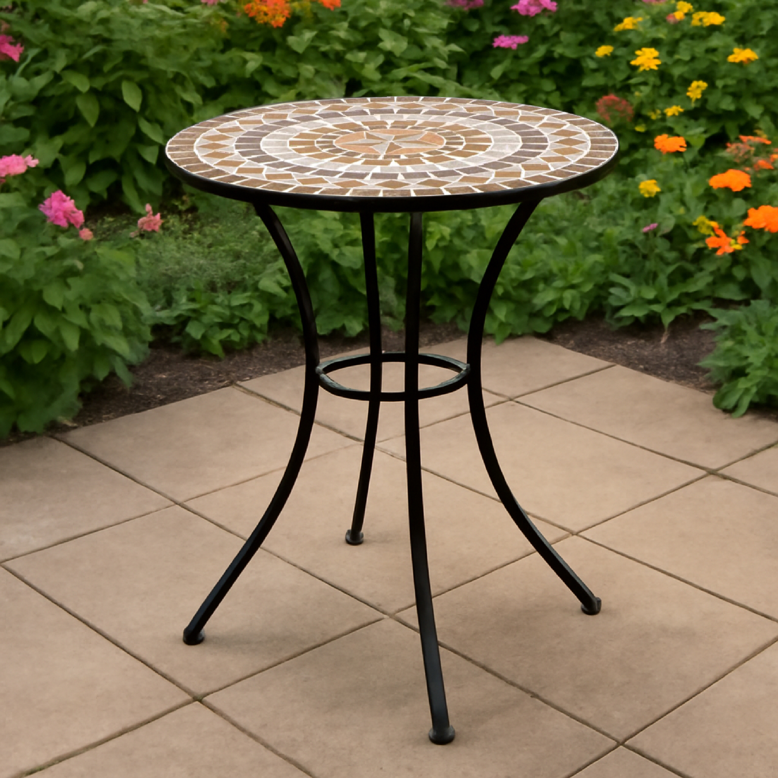 Ein Bistrotisch mit Mosaikplatte und schwarzem Metallgestell steht auf einer gefliesten Terrasse, umgeben von grünen Pflanzen und Blumen.