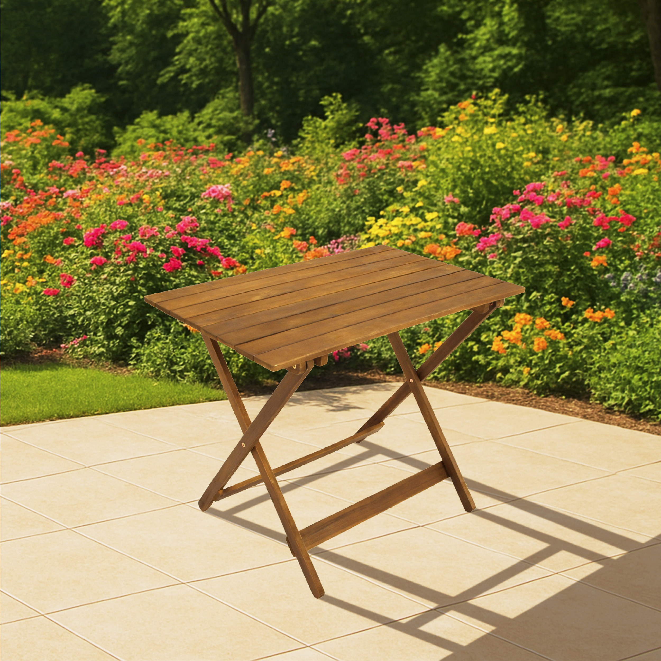 Ein hölzerner Klapptisch steht auf einer gefliesten Terrasse vor einem Blumenbeet.