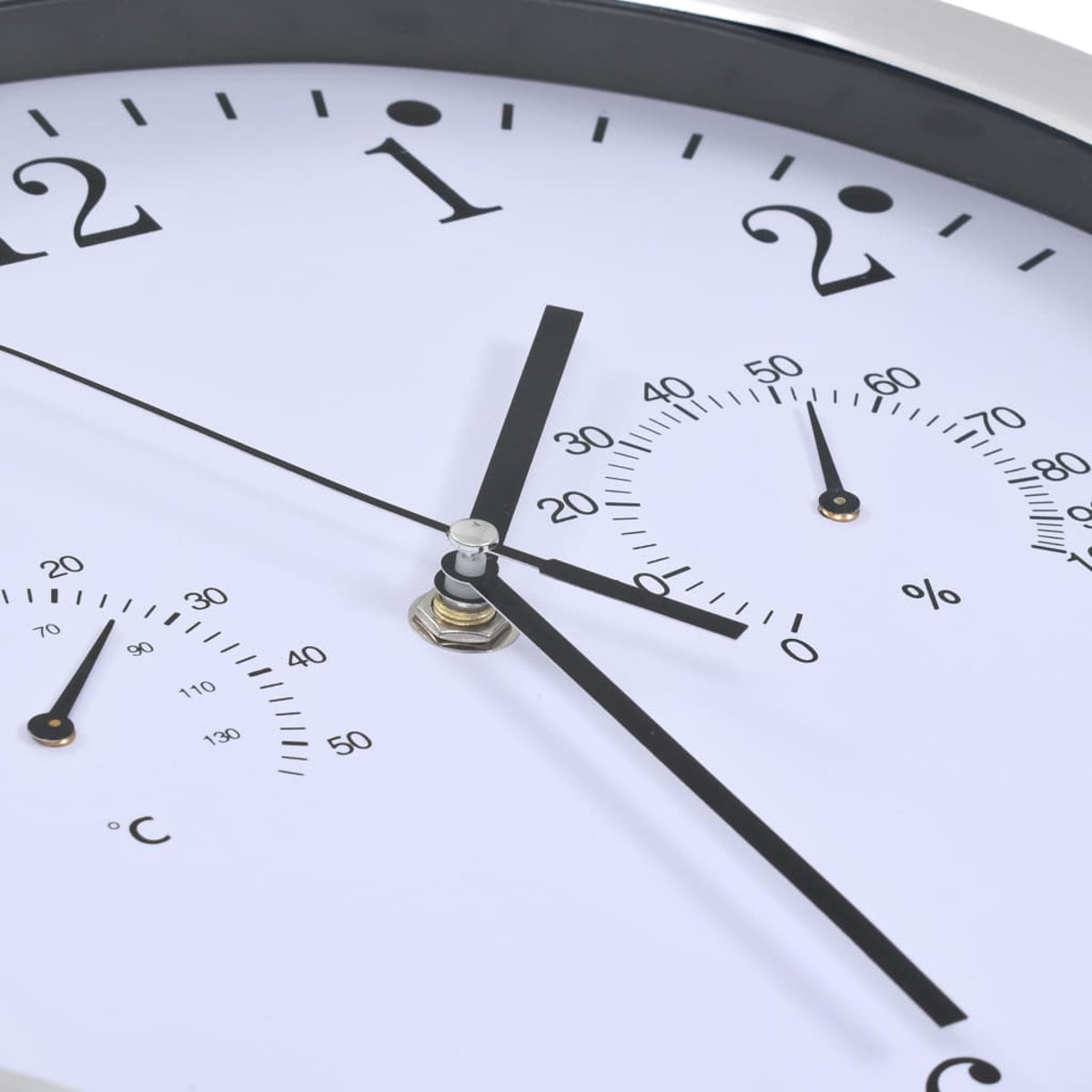 Nahaufnahme einer weißen Uhr mit schwarzen Zeigern und zwei Messgeräten.