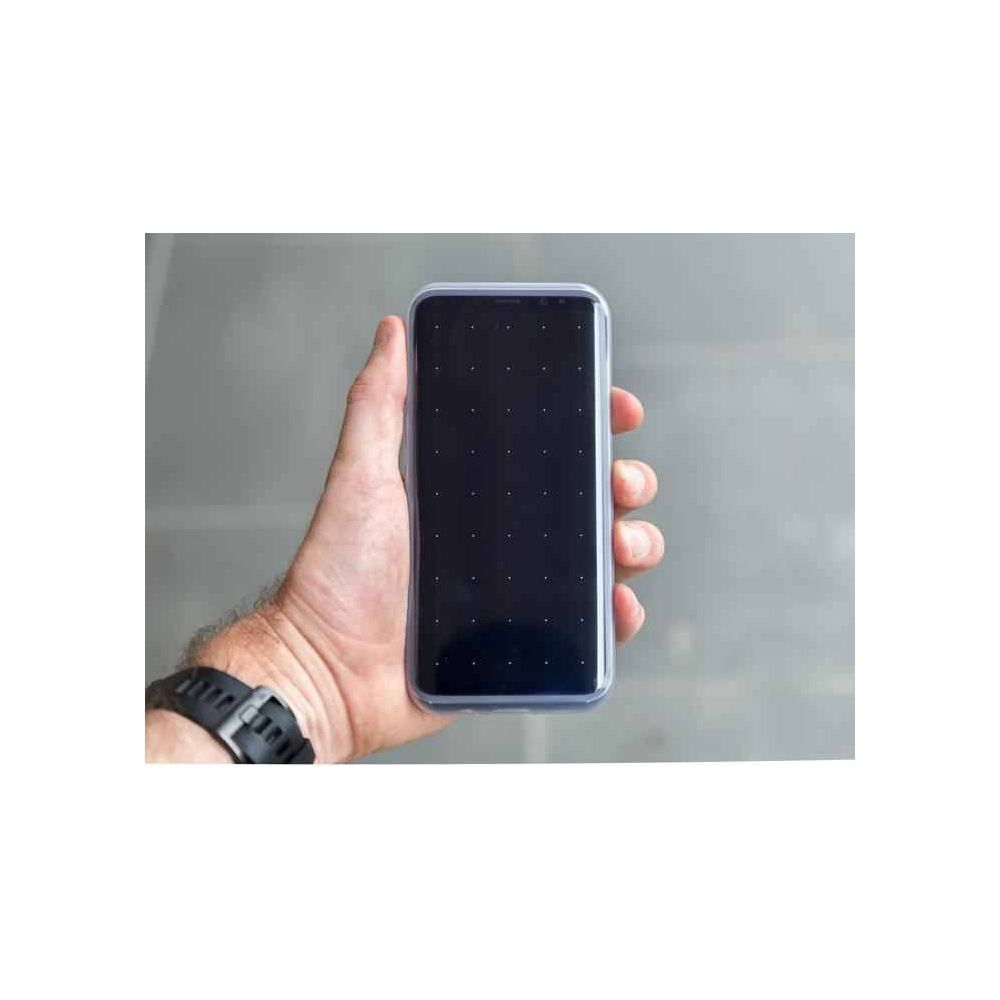 Eine Hand hält ein Smartphone mit schwarzem Bildschirm und weißen Punkten.