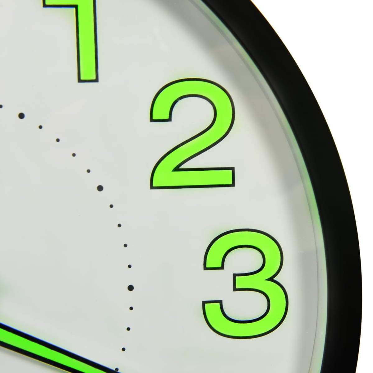 Nahaufnahme einer Wanduhr mit grünen Zahlen auf weißem Hintergrund.
