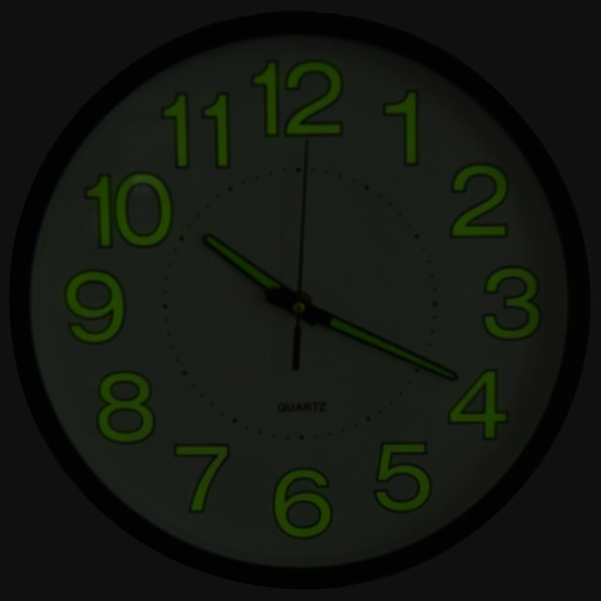 Eine leuchtende Wanduhr mit schwarzen Ziffern und Zeigern auf hellem Hintergrund.