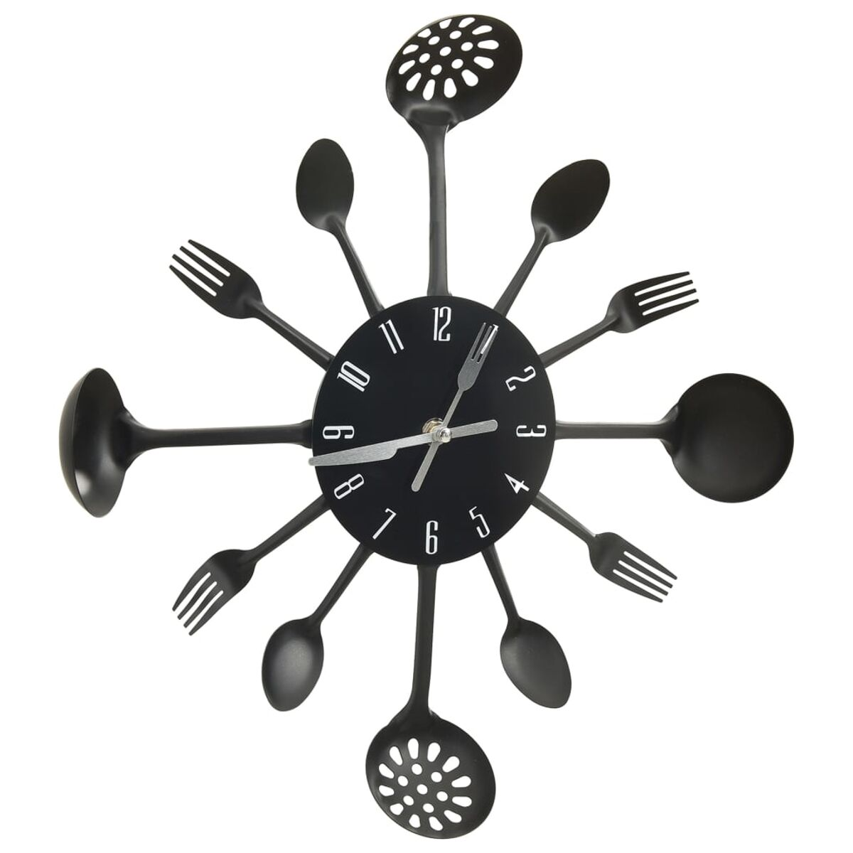 Schwarze Wanduhr mit Küchenutensilien als Zeigern und Stundenmarkierungen.