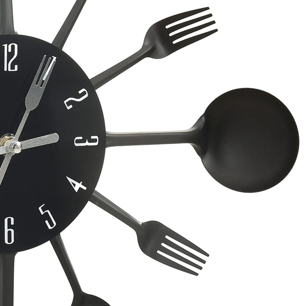 Schwarze Wanduhr mit Gabel- und Löffelzeigern und weißen Ziffern auf schwarzem Zifferblatt.