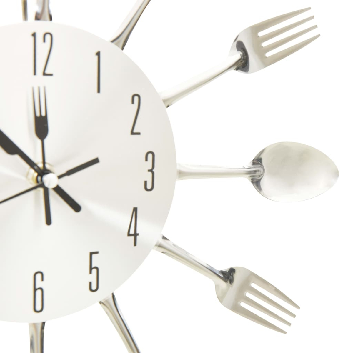 Eine weiße Wanduhr mit silbernen Löffeln und Gabeln als Zeiger und Stundenmarkierungen.