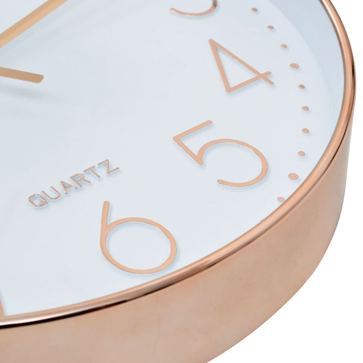 Nahaufnahme einer weißen Uhr mit roségoldenen Zeigern und Zahlen.