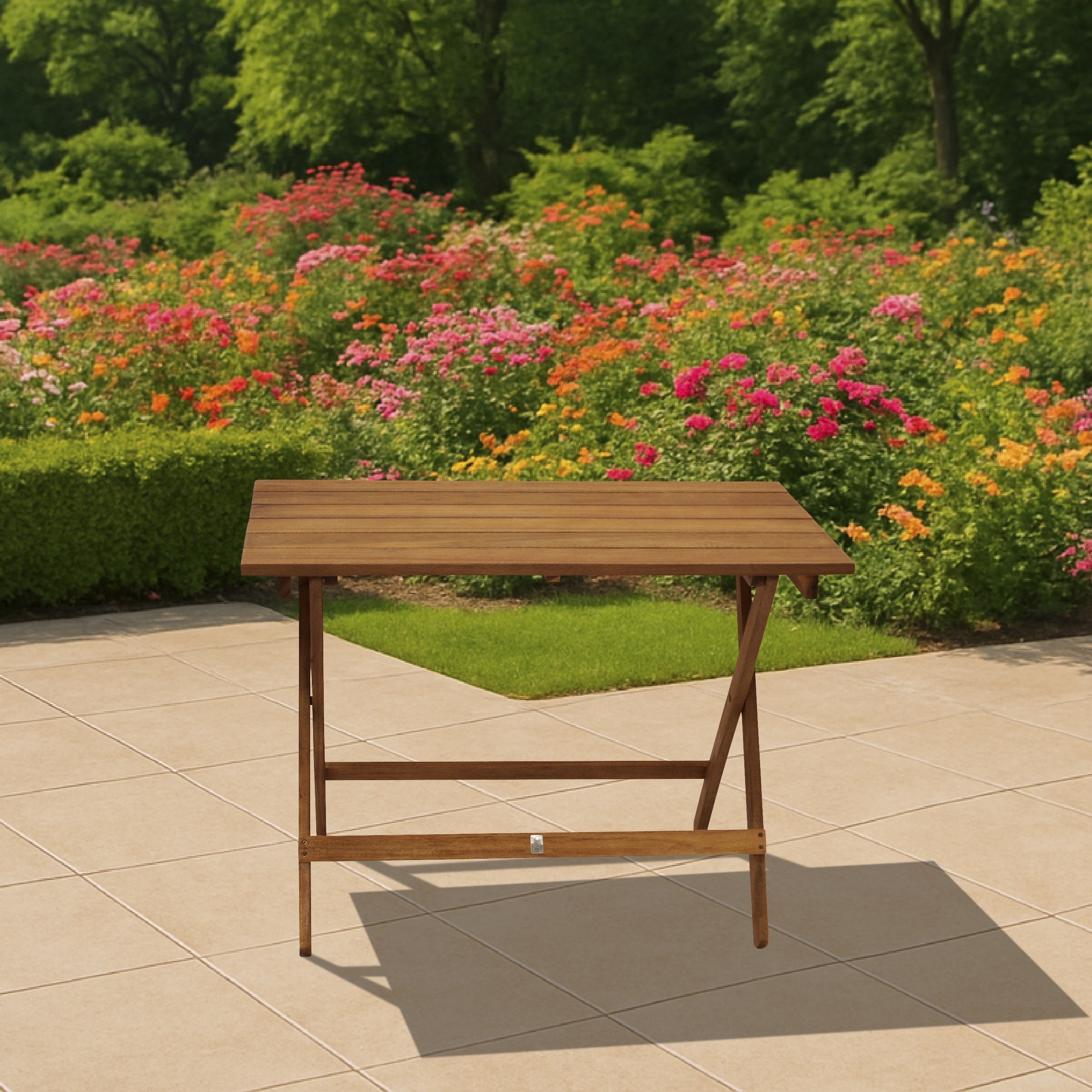 Ein Holztisch steht auf einer gefliesten Terrasse vor einem blühenden Rosengarten.