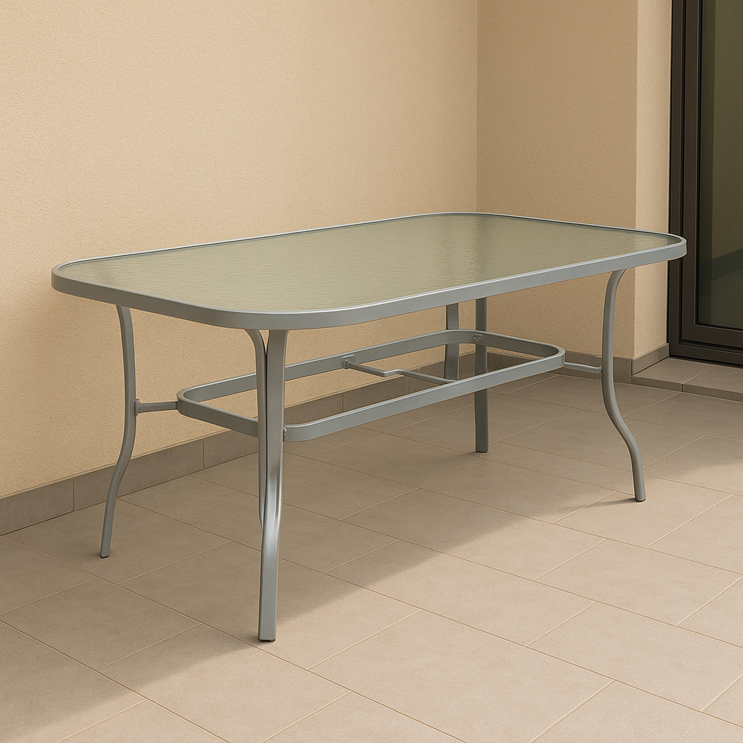 Ein rechteckiger Glastisch mit Metallgestell steht auf einer gefliesten Terrasse.