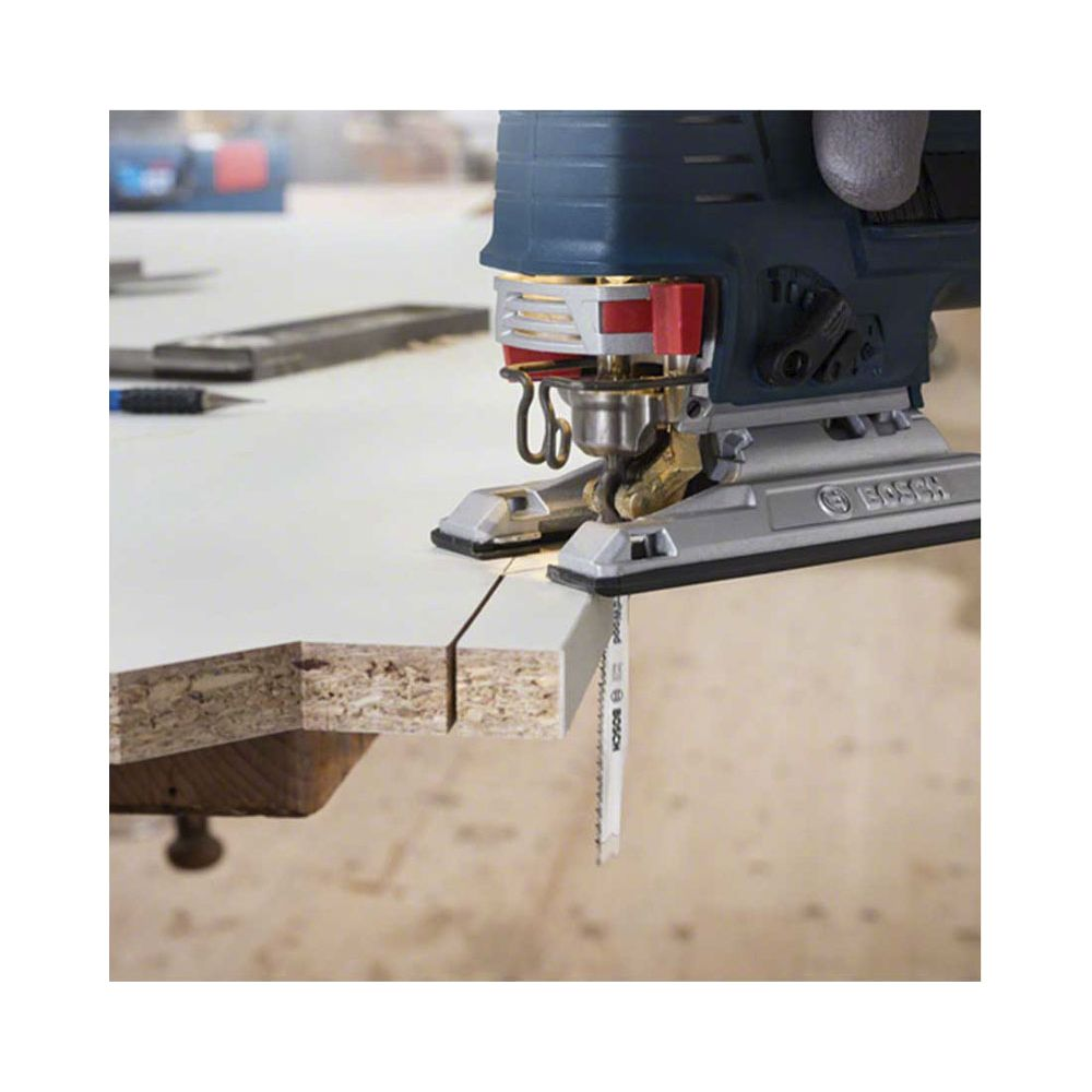 Ein Handwerker schneidet Holz mit einem Stichsäge. Nahaufnahme.