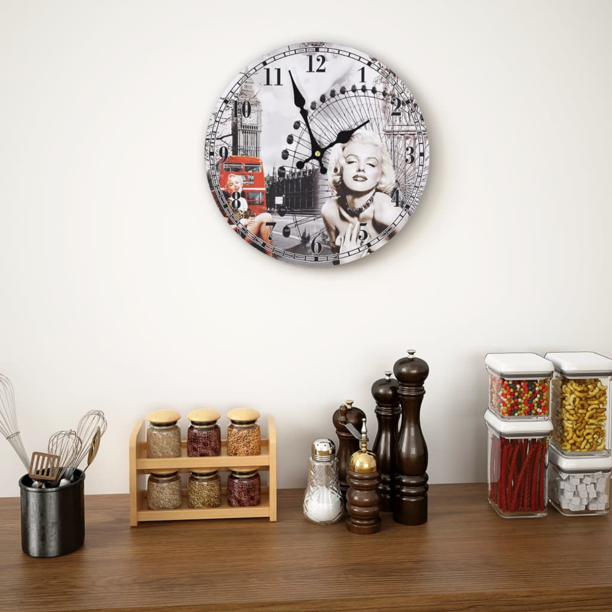 Eine Wanduhr mit Marilyn Monroe, Londoner Sehenswürdigkeiten und Gewürzgläsern.