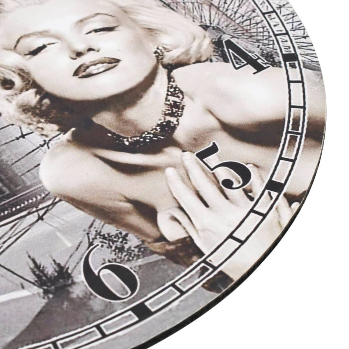 Marilyn Monroe mit Schmuck auf einem Zifferblatt mit den Zahlen 4, 5, 6.