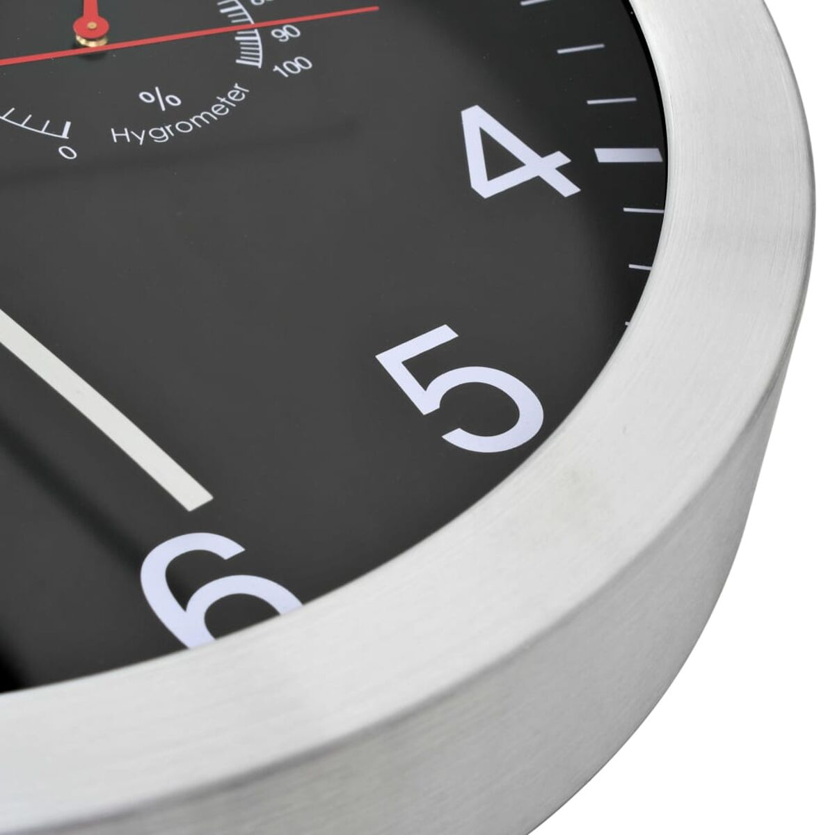 Eine Nahaufnahme einer schwarzen Uhr mit silbernem Rahmen und weißen Zahlen.