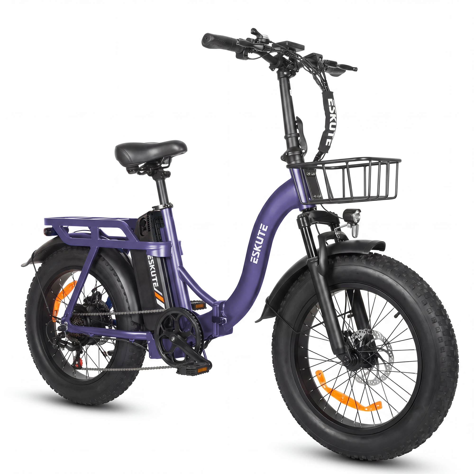 Fioletowy rower elektryczny typu fatbike z czarnym siodełkiem, koszykiem i bagażnikiem.