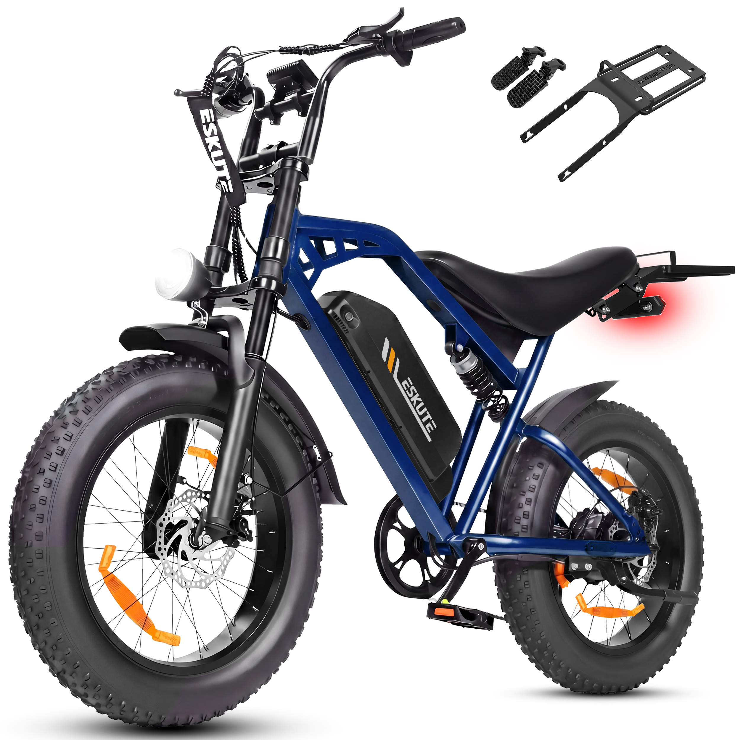 Niebieski rower elektryczny typu fat bike z czarnym siodłem, baterią i akcesoriami.