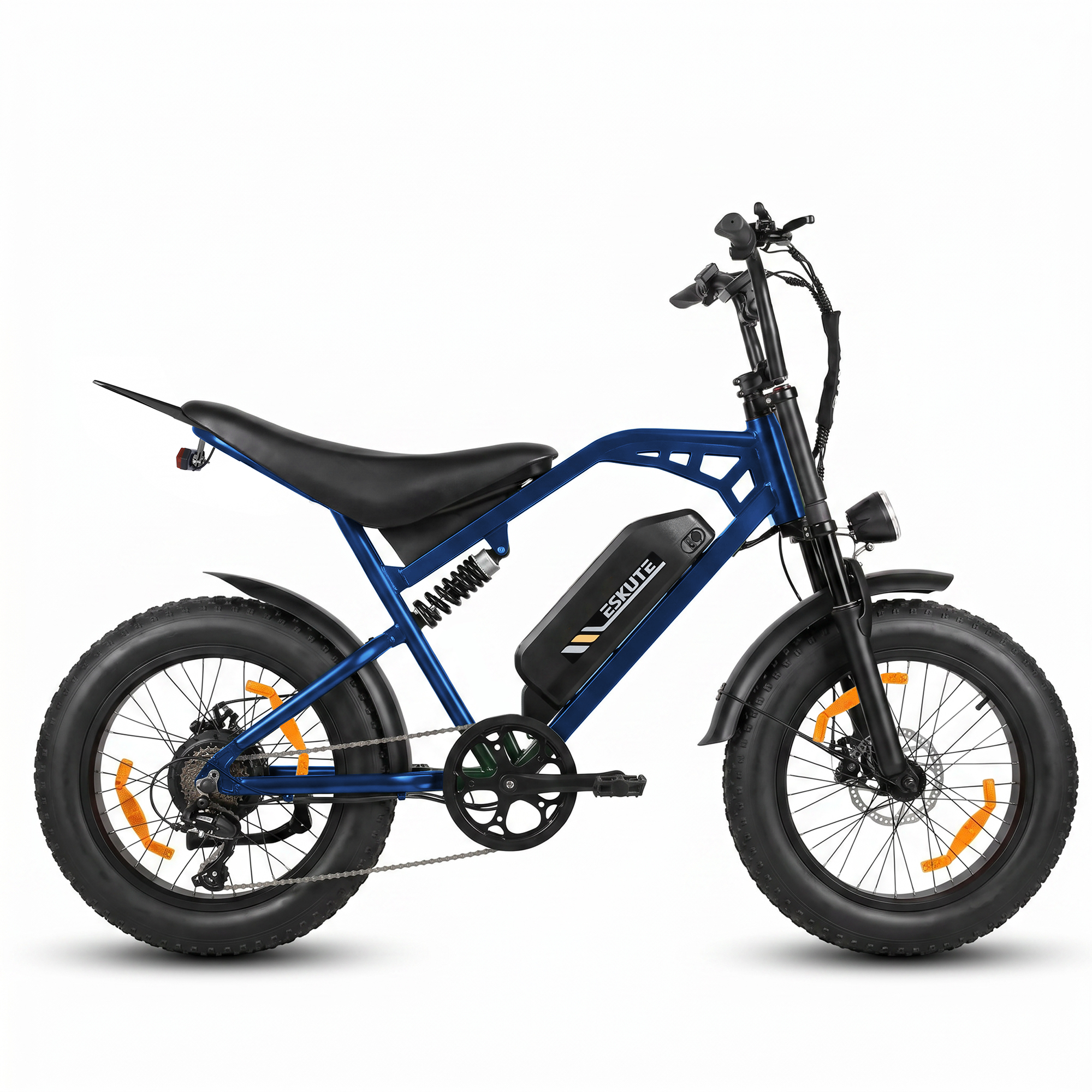 Niebieski rower elektryczny fat bike z czarnym siodełkiem i baterią ESKUTE.