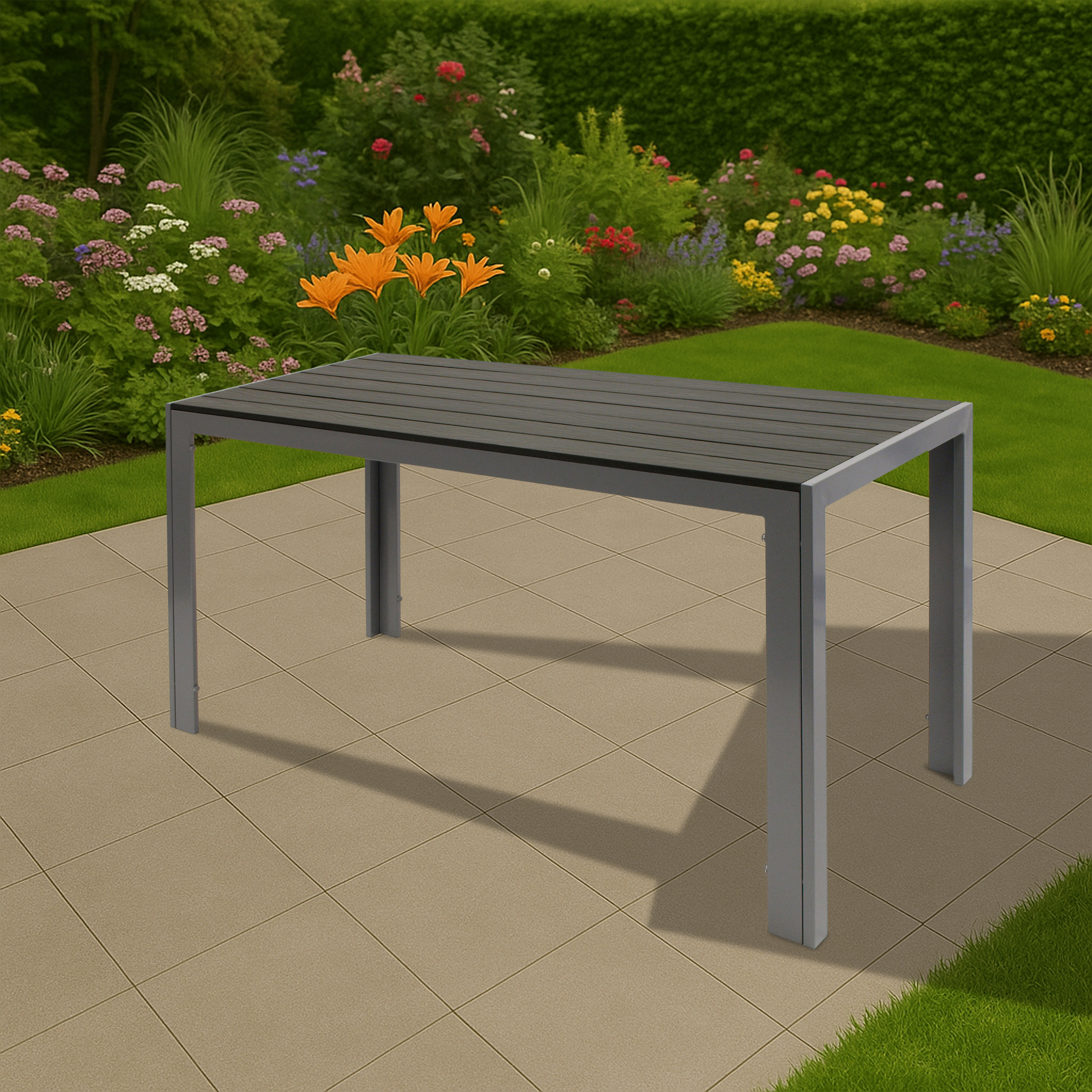 Ein grauer Tisch steht auf einer gepflasterten Terrasse vor einem blühenden Garten.