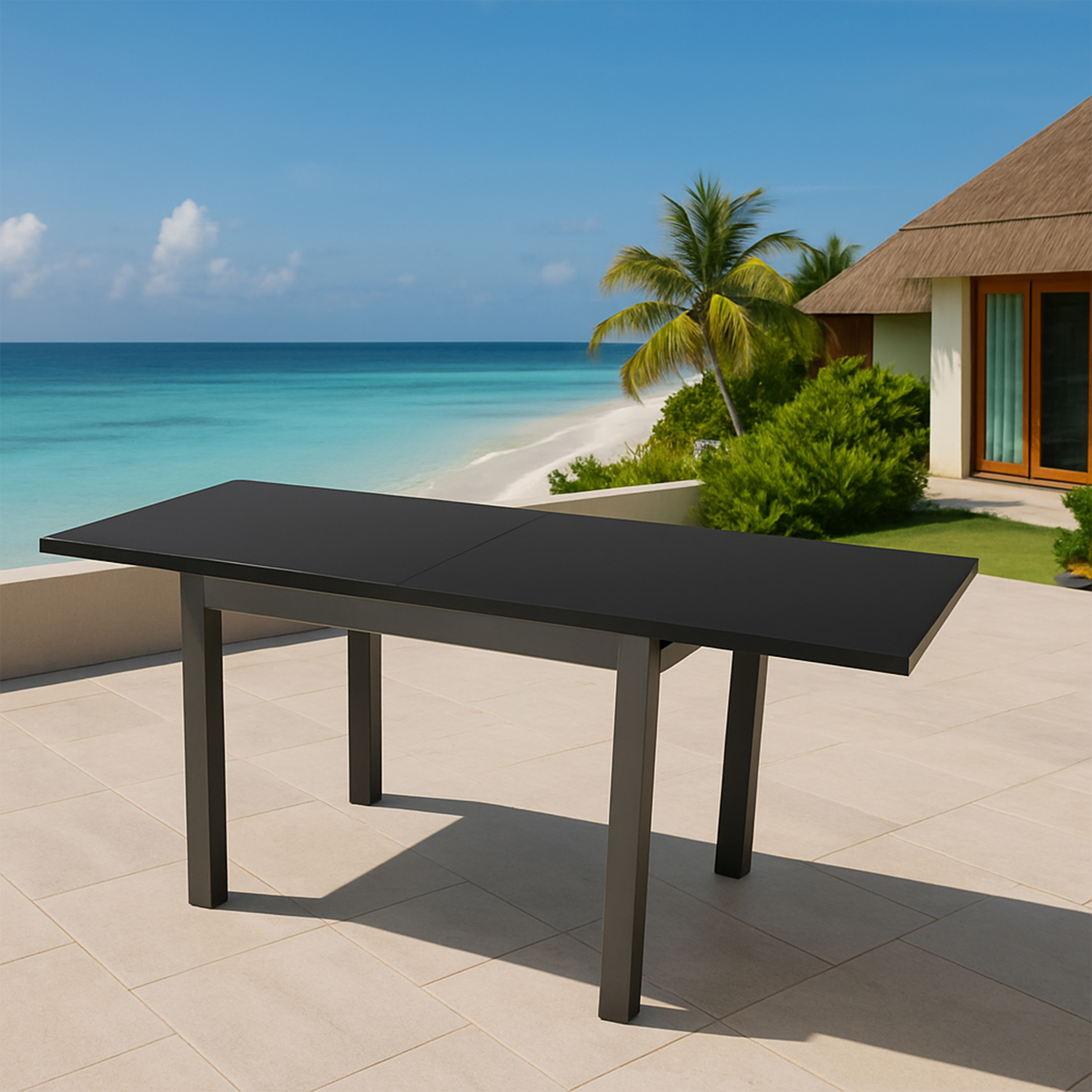 Schwarzer Tisch auf einer gefliesten Terrasse mit Blick auf das Meer und Palmen.