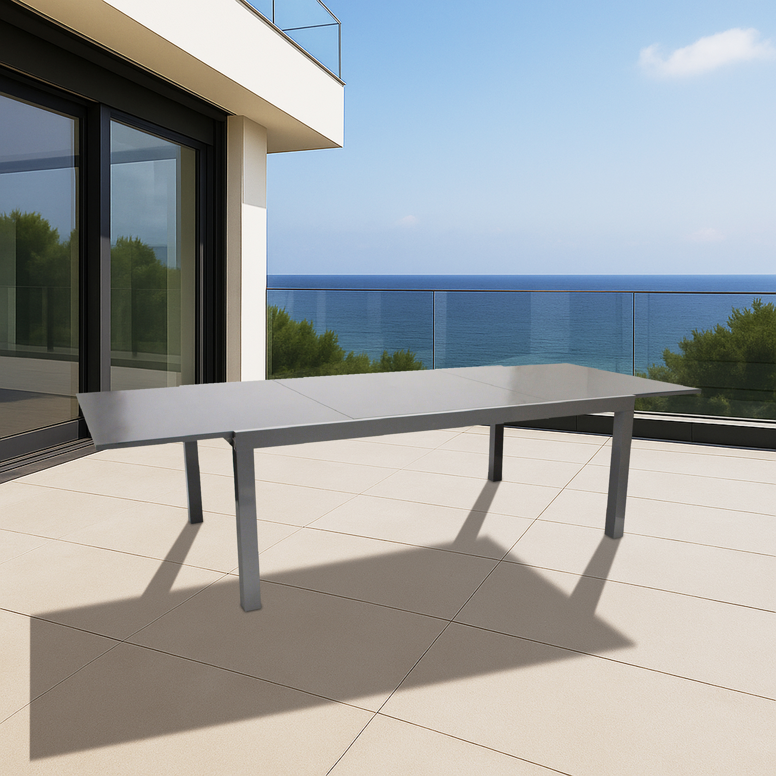 Moderner grauer Tisch auf einer Terrasse mit Meerblick.