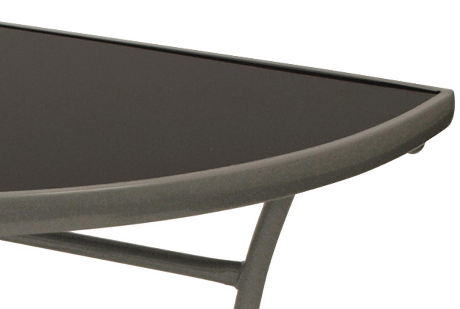 Grauer Metalltisch mit schwarzer Glasplatte. Nahaufnahme der runden Kante.