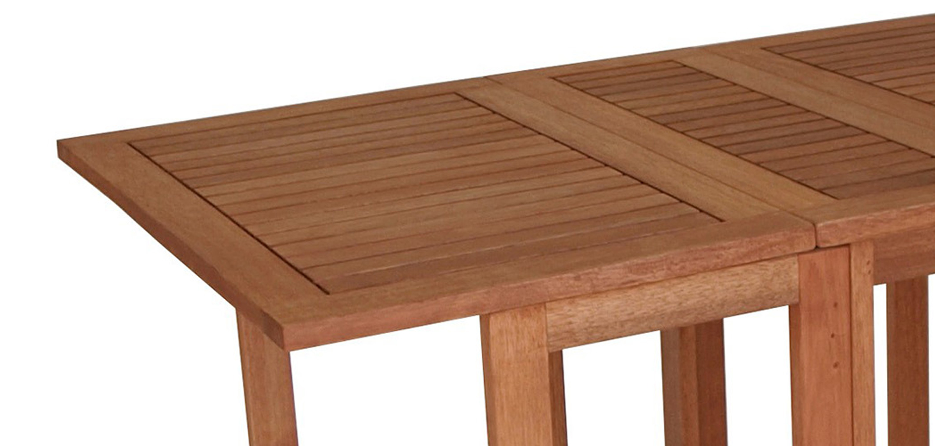 Braune Holzlamellen auf einer Tischplatte, mit weißen Hintergrund.
