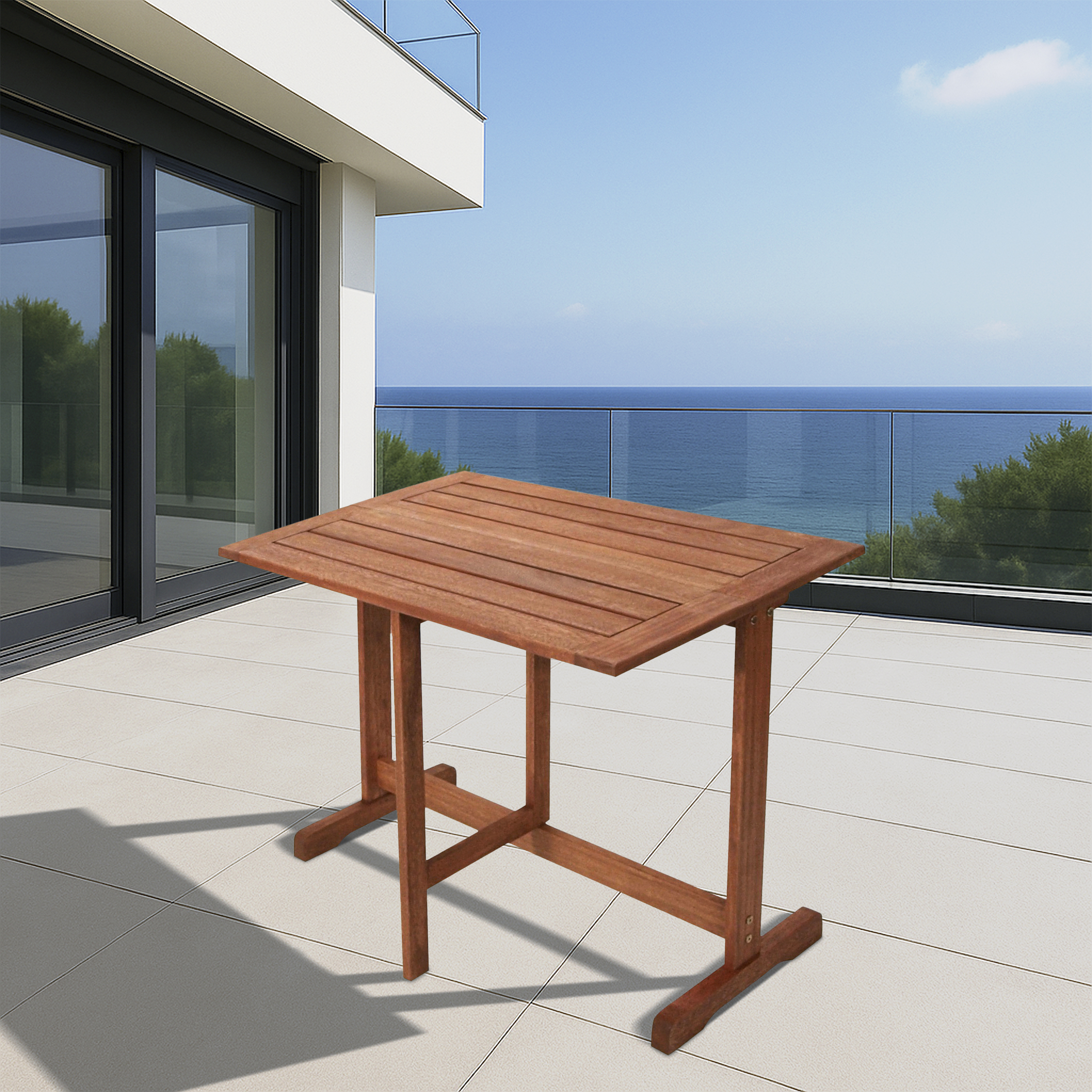 Ein Holztisch steht auf einer Terrasse am Meer mit einem Geländer und dem Ozean im Hintergrund.