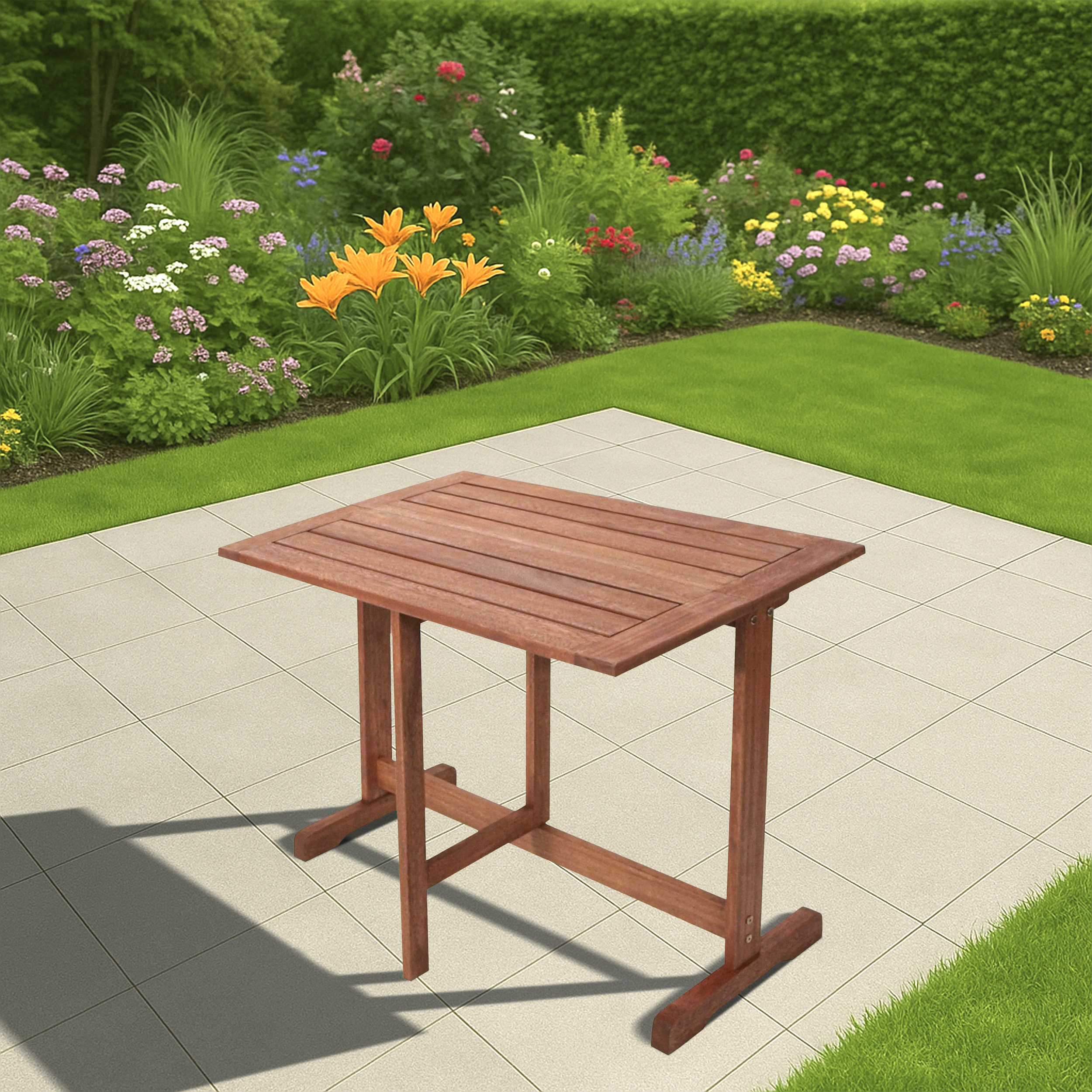 Ein Holztisch steht auf einer gefliesten Terrasse neben einem grünen Rasen und Blumen.