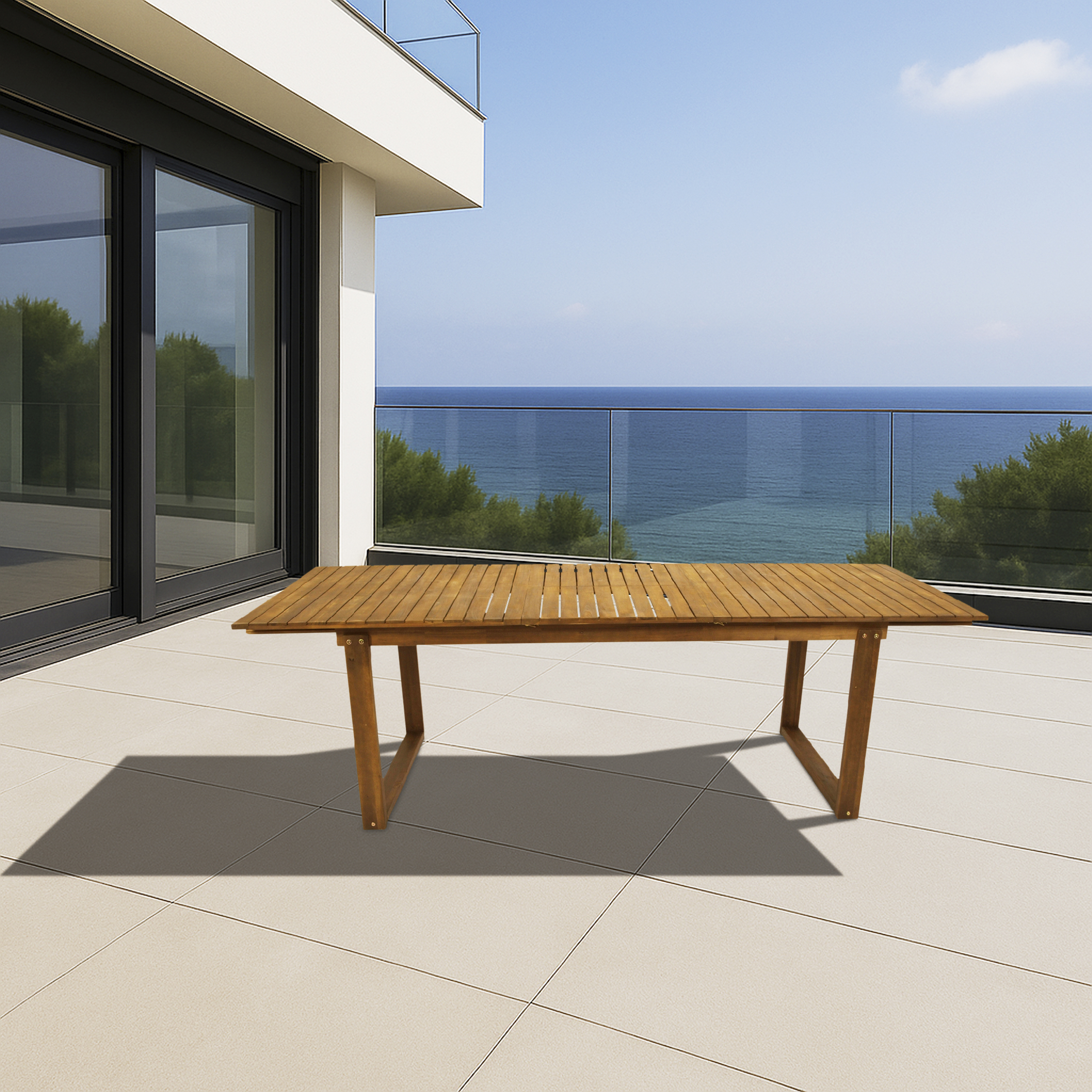 Ein Holztisch steht auf einer modernen Terrasse mit Blick auf das Meer.