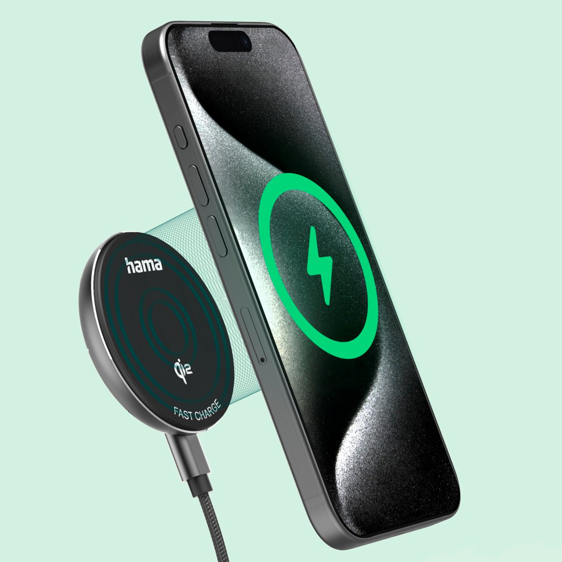 Uno smartphone viene caricato in modalità wireless da un caricatore Hama Qi.