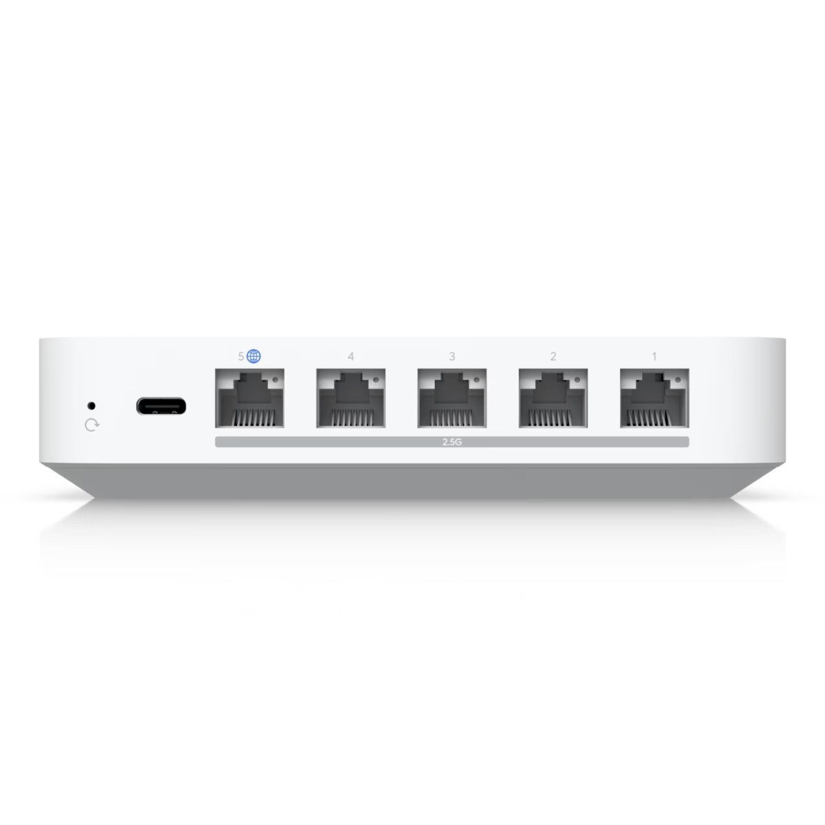 Un dispositivo di rete bianco con cinque porte Ethernet e una porta USB-C.