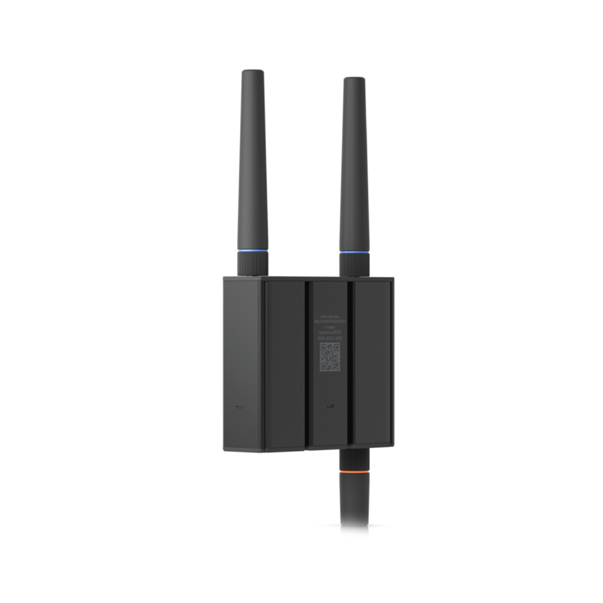 Un router nero con due antenne e anelli blu, su sfondo bianco.