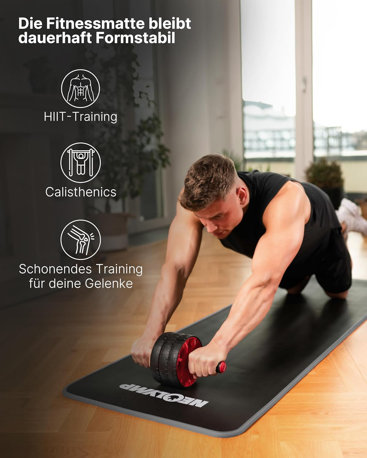 Mann trainiert mit Bauchroller auf Matte für HIIT, Calisthenics, gelenkschonend.