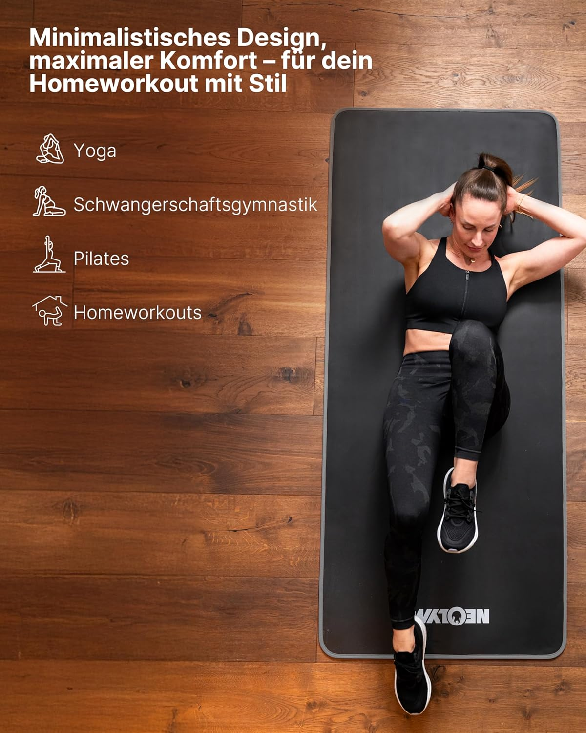 Frau macht auf einer Matte Crunches auf Holzboden. Yoga, Pilates, Schwangerschaftsgymnastik.