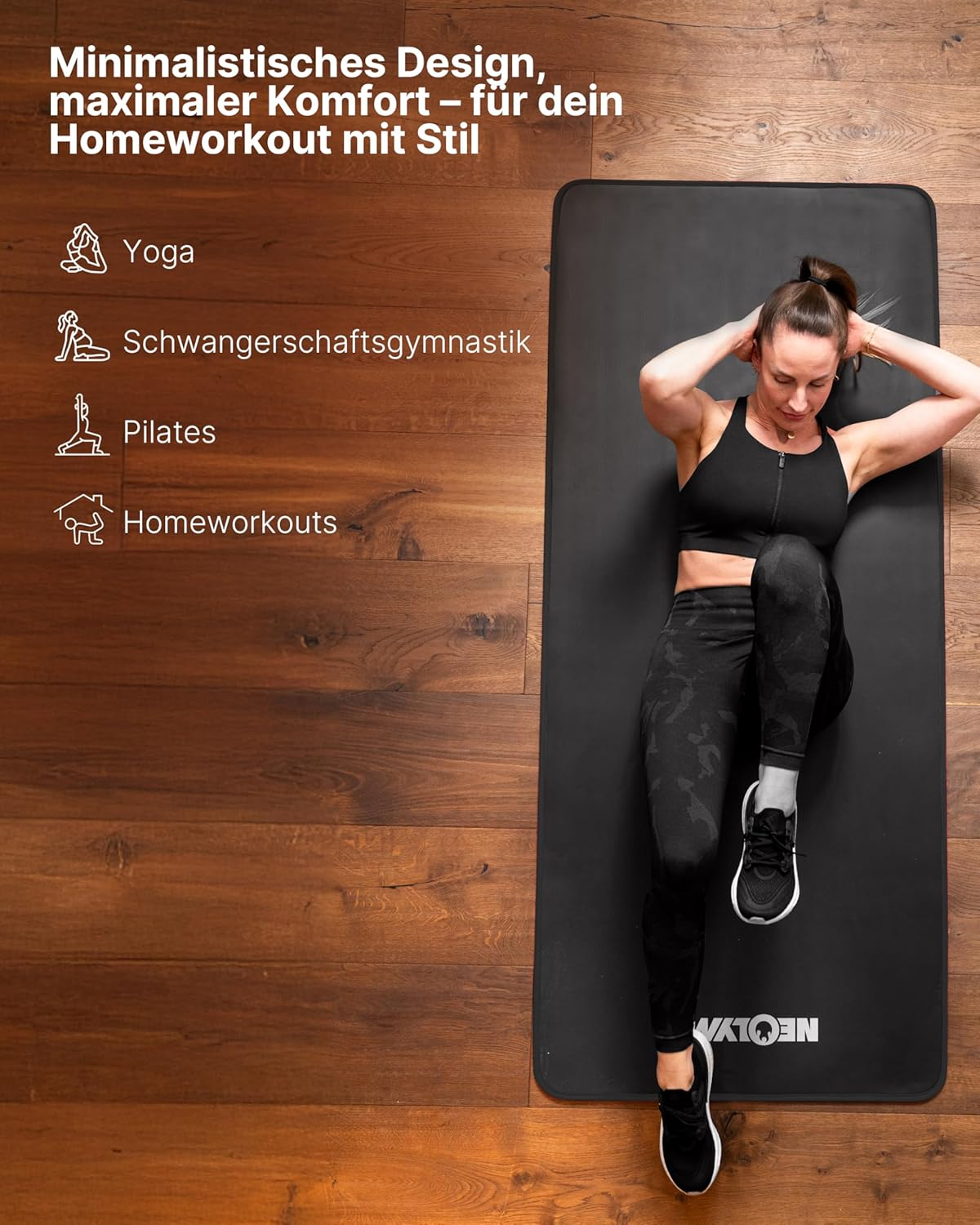 Frau macht Yoga auf schwarzer Matte auf Holzboden. Text daneben.