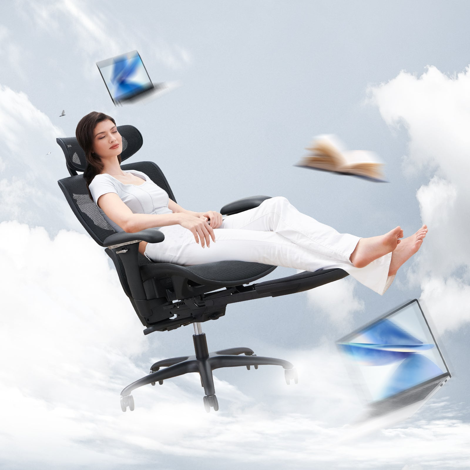Eine Frau in einem Bürostuhl schwebt in den Wolken, umgeben von Laptops und einem Buch.