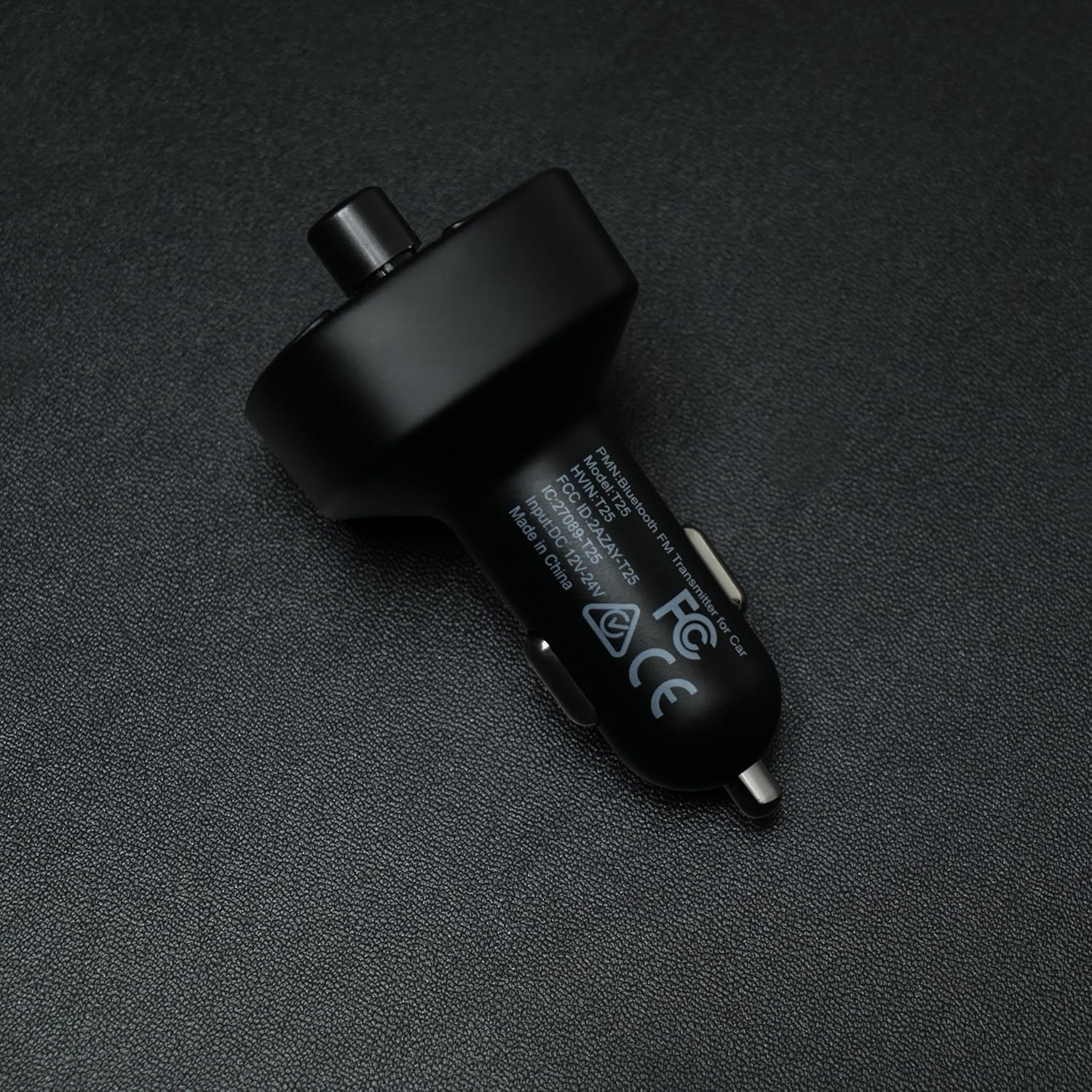 Schwarzer Bluetooth FM-Sender für Autos, Modell T25, mit FCC- und CE-Zeichen.