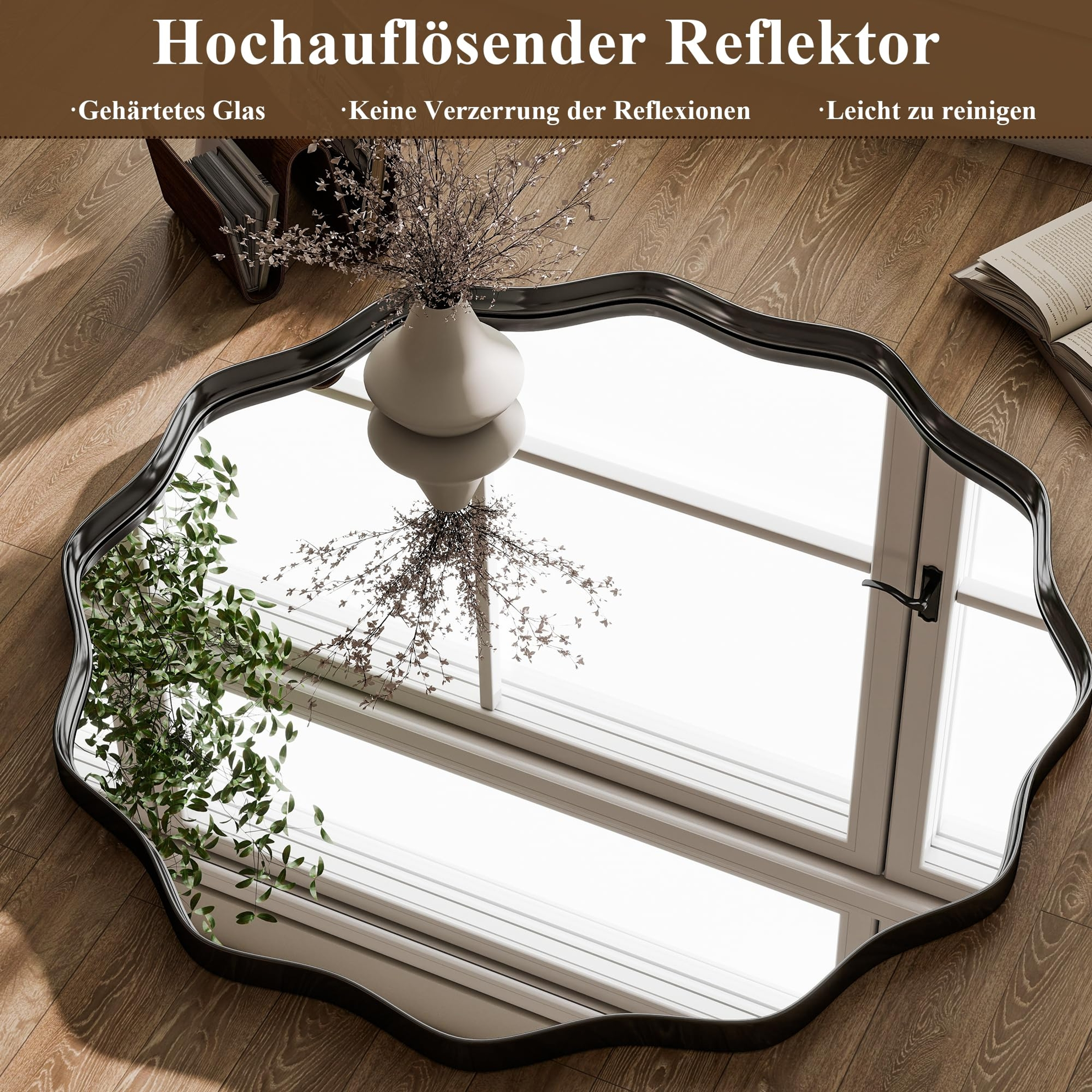 Ein gewellter Spiegel mit schwarzem Rahmen auf einem Holzboden.