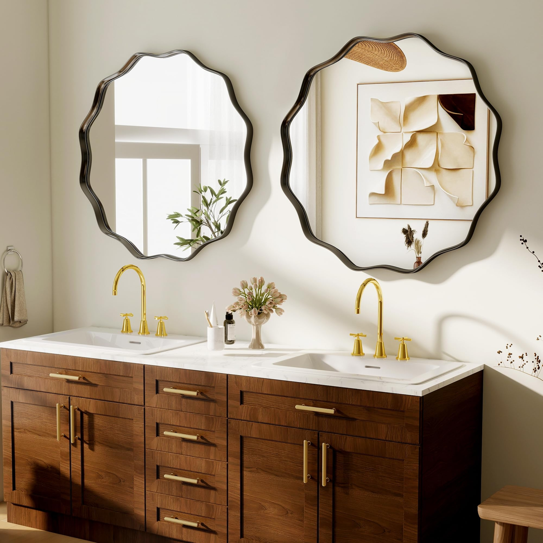 Ein Badezimmer mit zwei Waschbecken, goldenen Wasserhähnen und wellenförmigen Spiegeln.