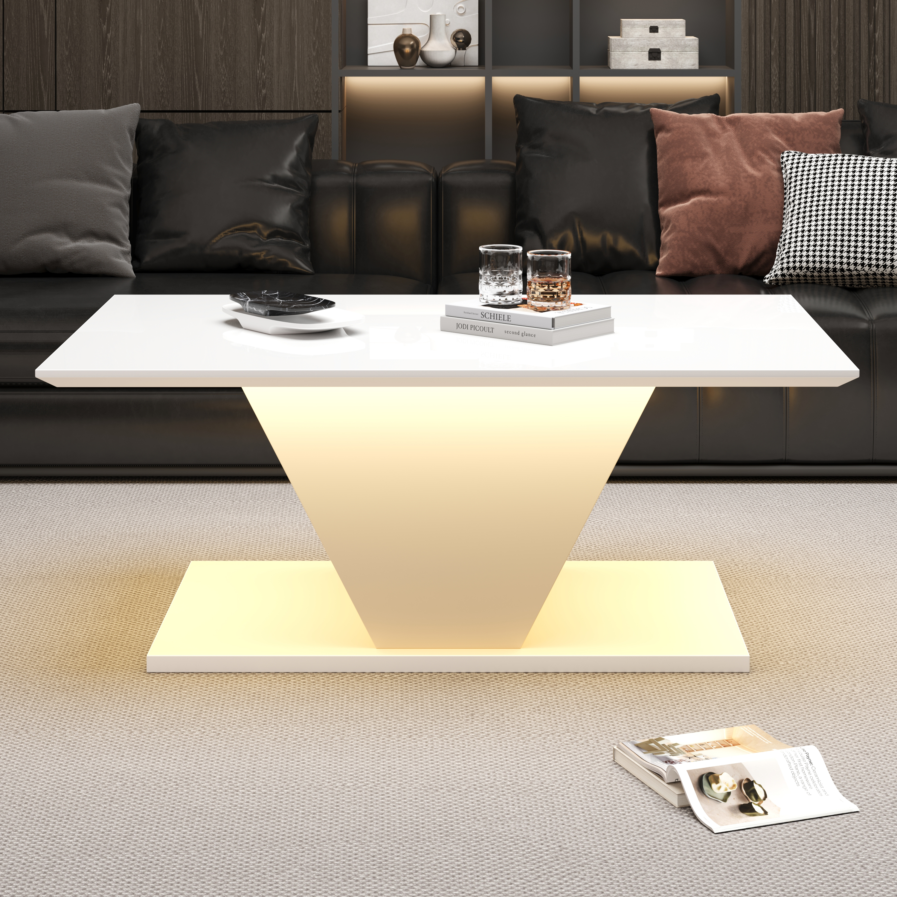 Ein moderner weißer Couchtisch mit Beleuchtung steht vor einem schwarzen Ledersofa.