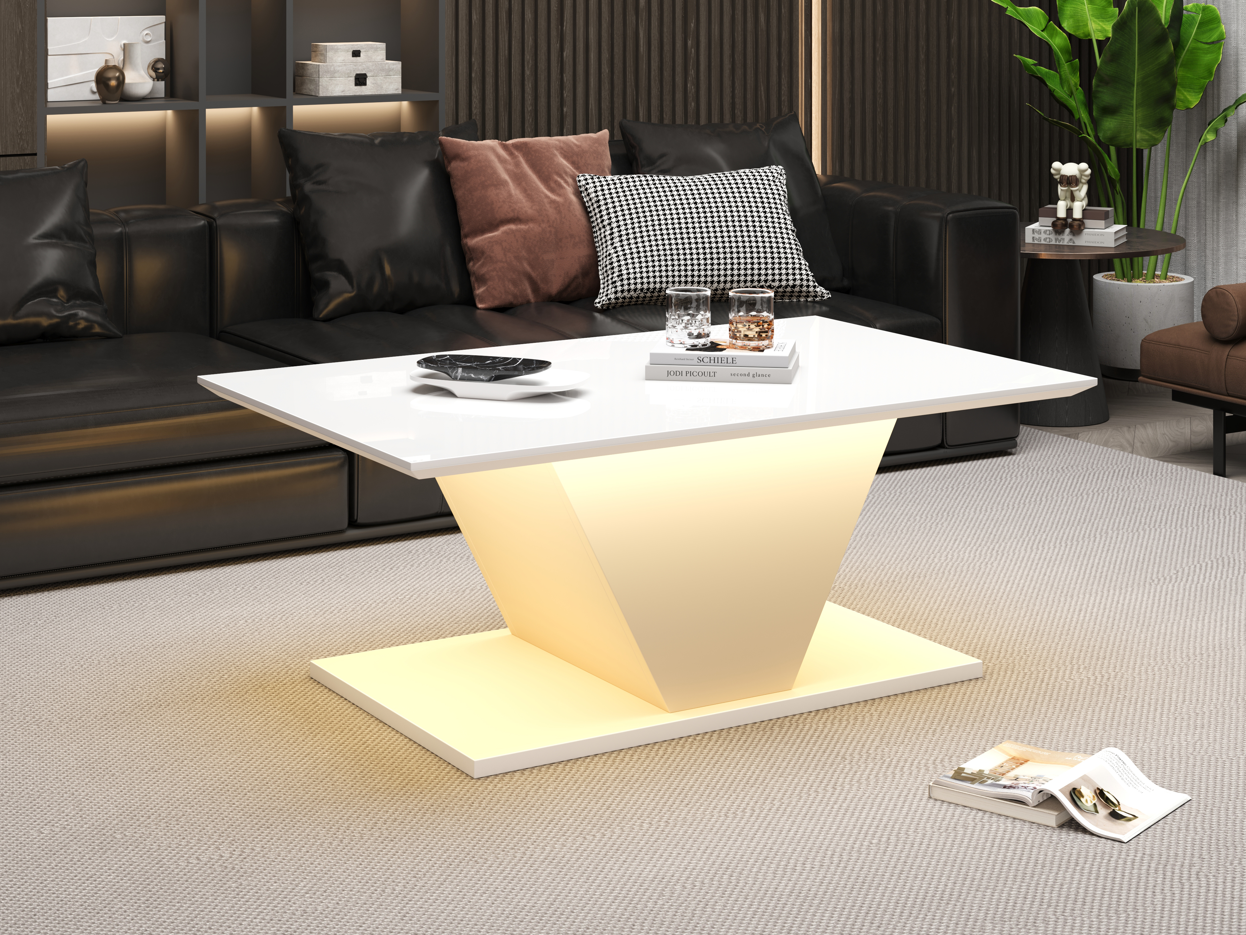 Ein moderner weißer Couchtisch mit Beleuchtung steht vor einem schwarzen Ledersofa.