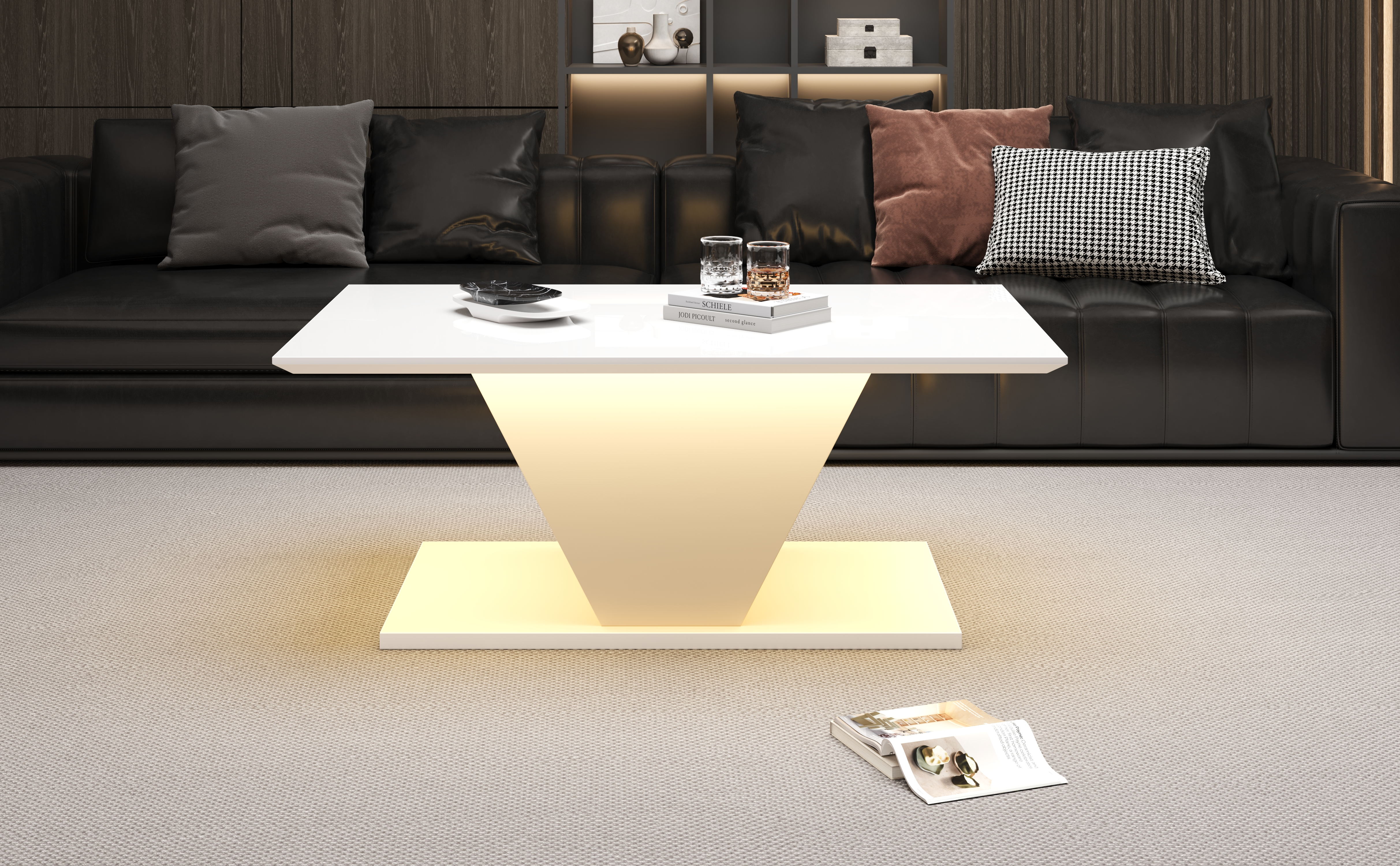 Ein moderner weißer Couchtisch beleuchtet von unten, vor einem schwarzen Ledersofa.