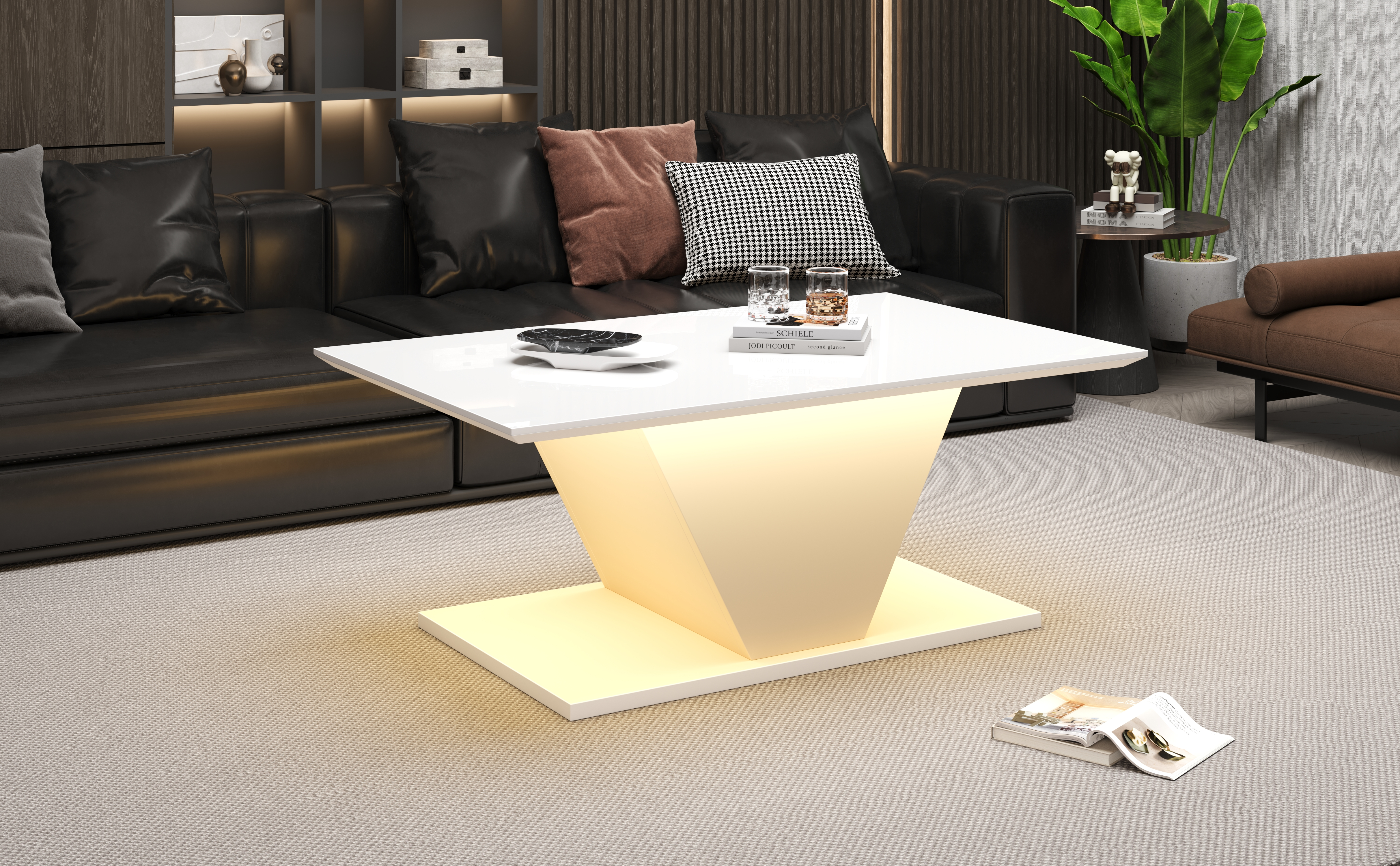 Ein moderner weißer Couchtisch mit Beleuchtung steht vor einem schwarzen Ledersofa.