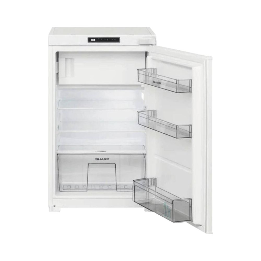 Ein weier Kählschrank mit offener Tür, zeigt Regale und eine Schublade.