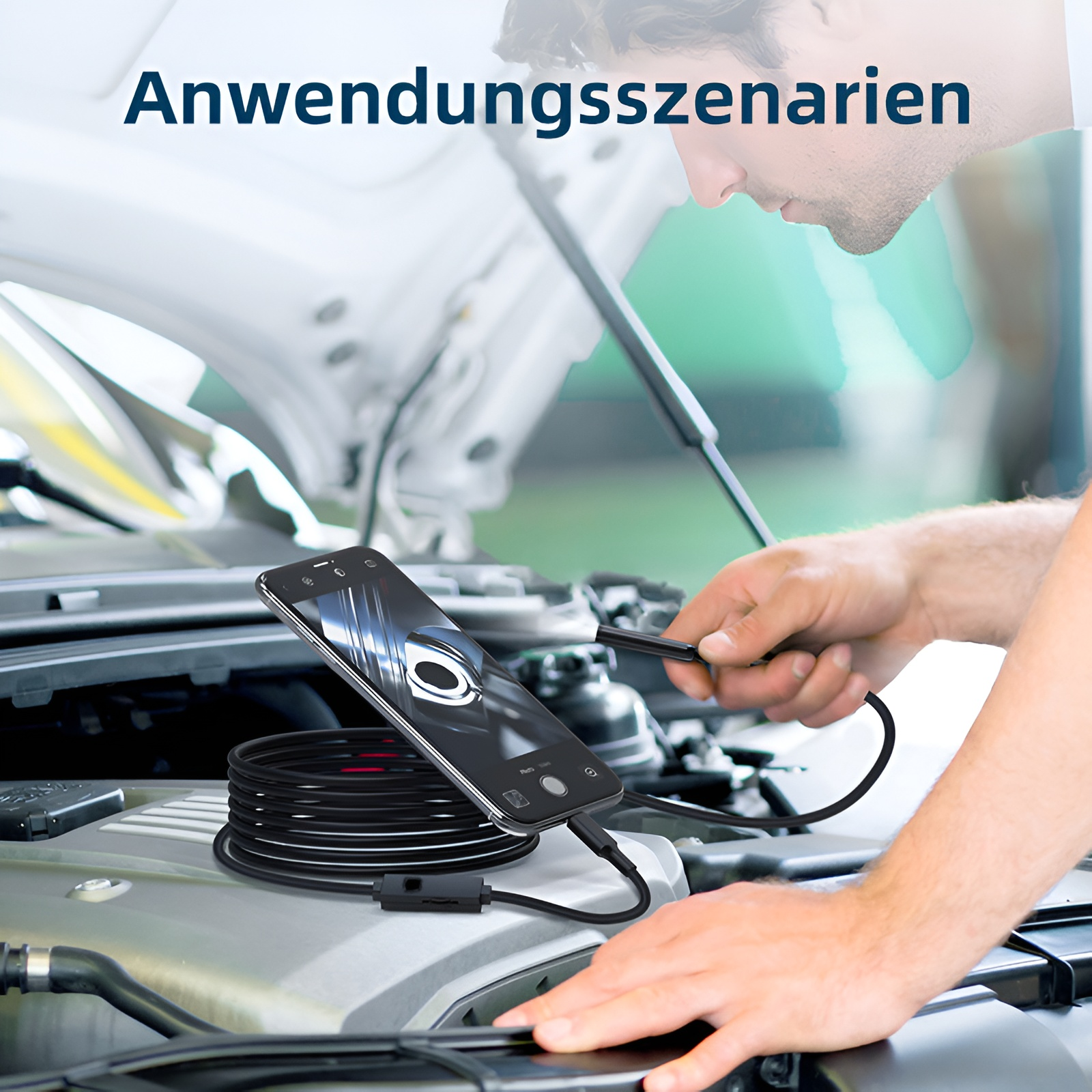 Mann prüft Motor mit Smartphone und Endoskopkamera.