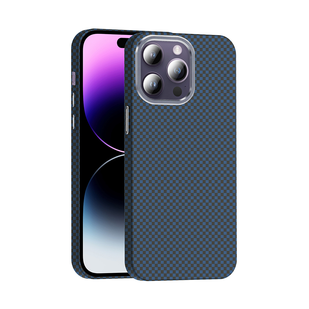 Üç kamera lensli, ekose desenli mavi telefon.