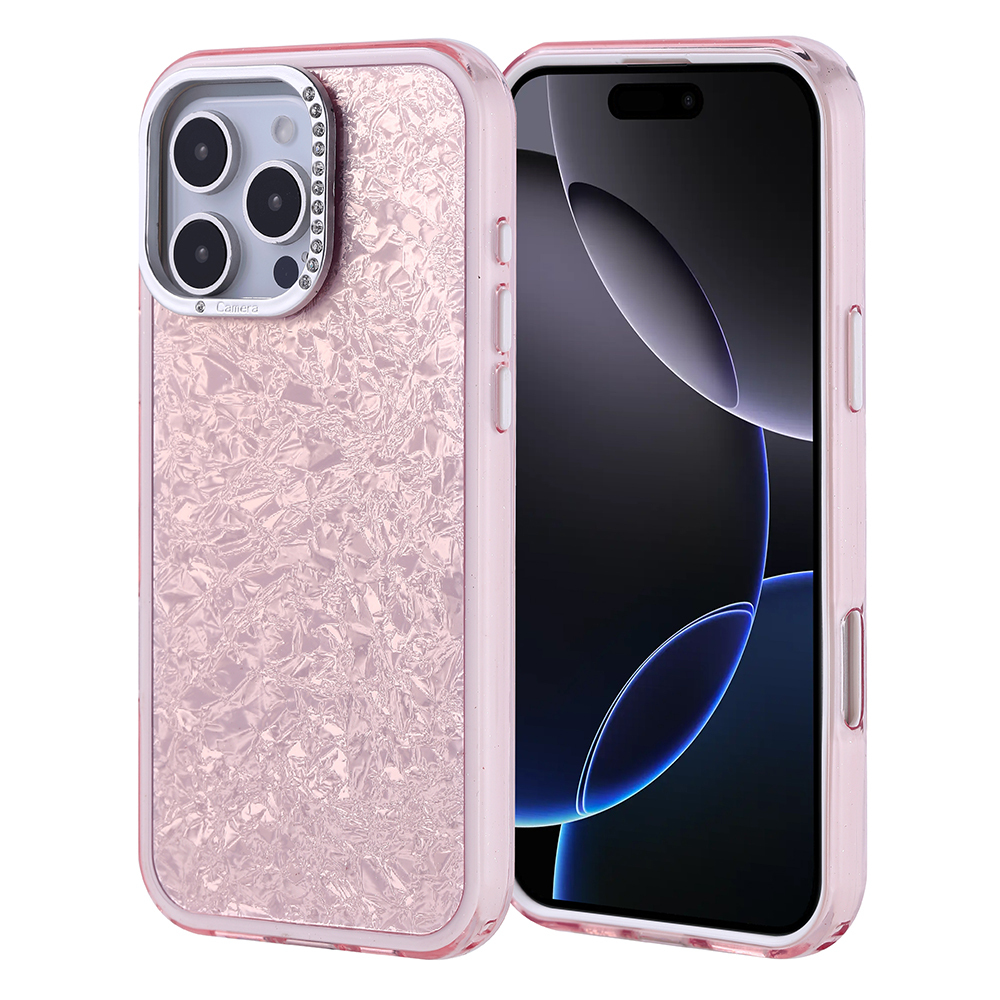 Simli detaylı pembe telefon kılıfı akıllı telefonun yanında.
