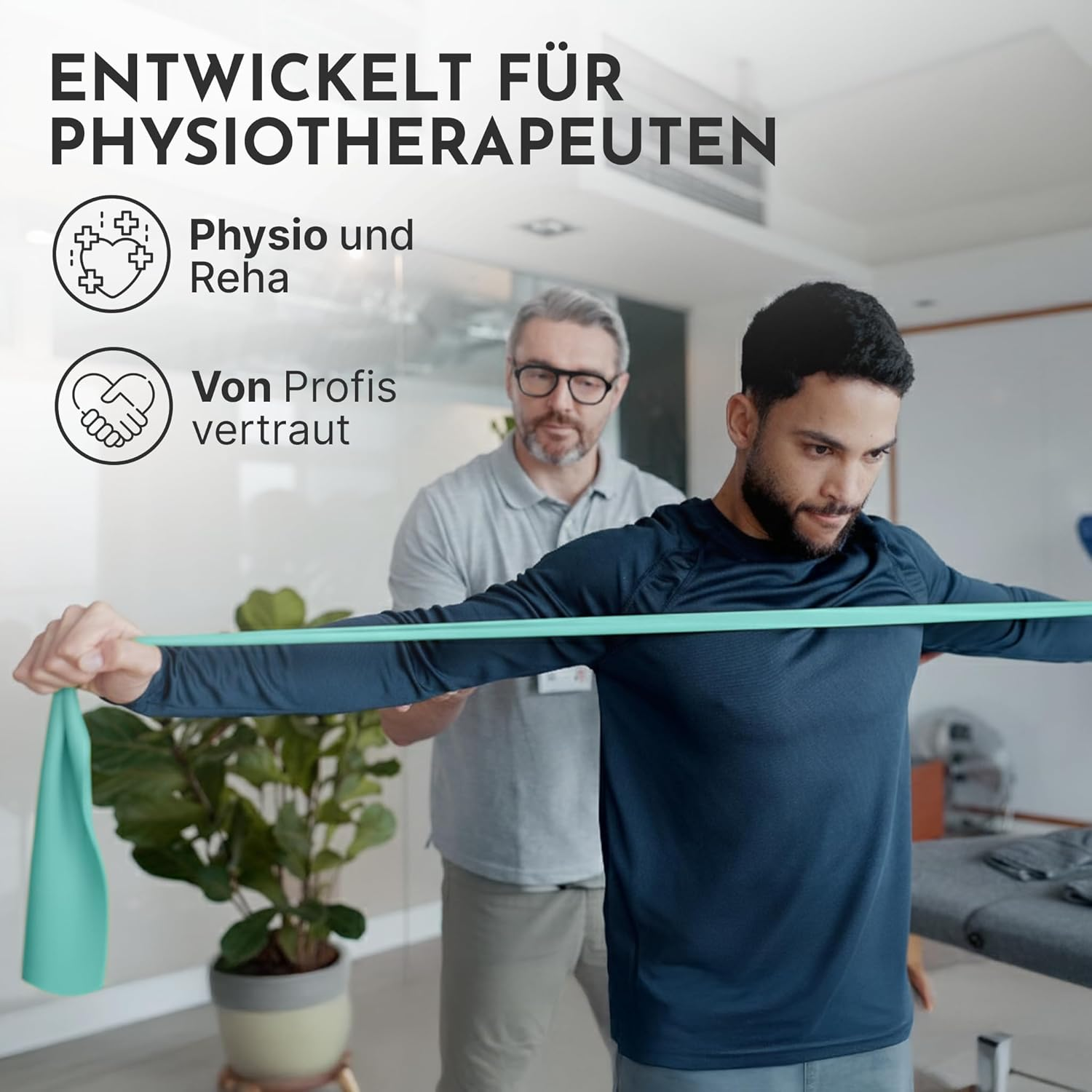 Ein Physiotherapeut hilft einem Mann, mit einem Widerstandsband zu trainieren.