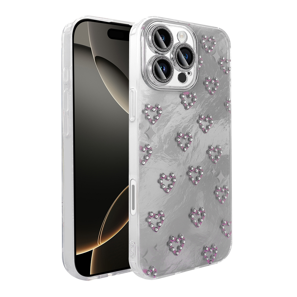 Gümüş renkli iPhone kılıfı, kalp deseni ve parlak taşlarla, gri arka plan üzerinde.