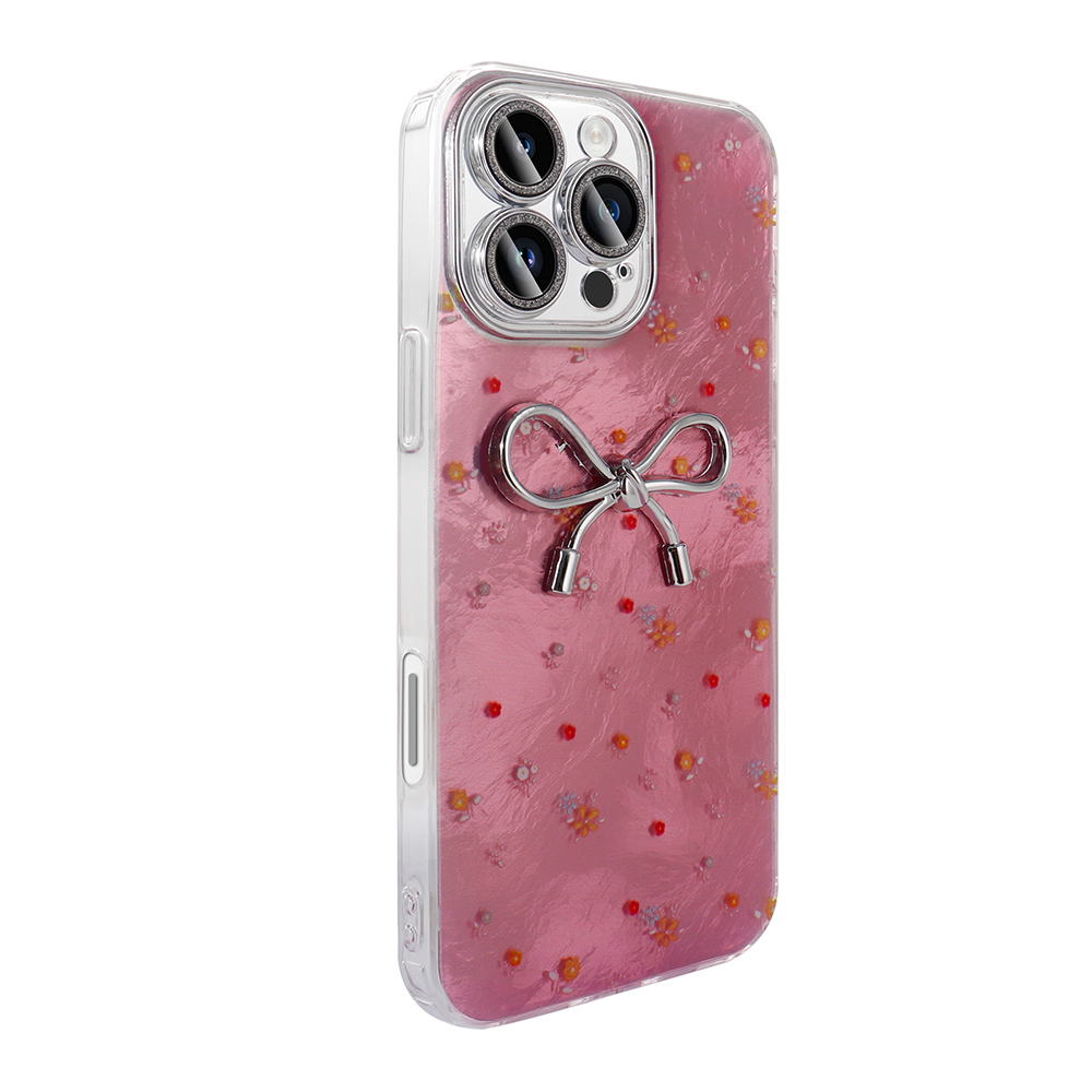 Çiçek desenli, simli ve gümüş kurdeleli pembe telefon kılıfı.