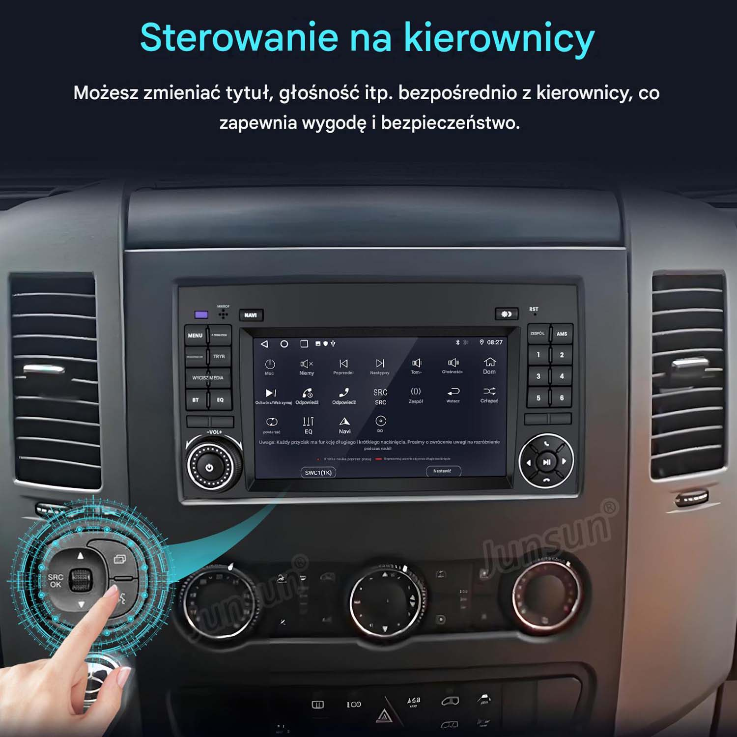 Palec dotyka przycisku sterowania na kierownicy w samochodowym systemie multimedialnym.